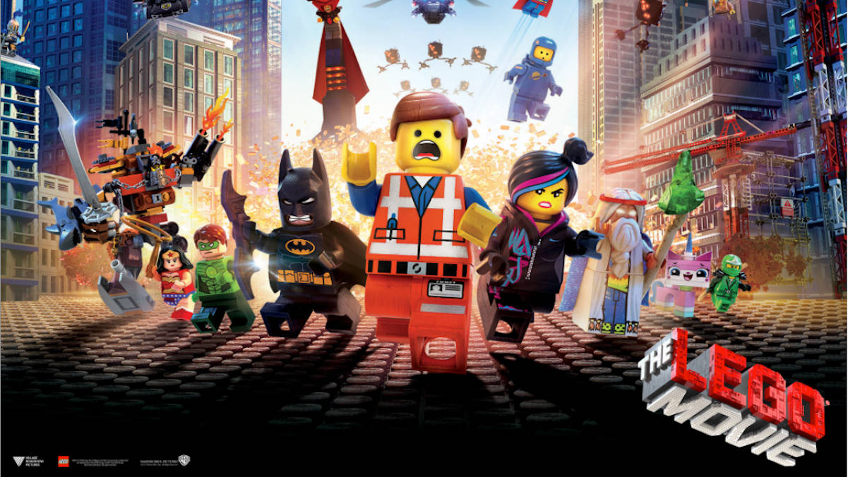 電影動圖 桌布 壁紙 — 充滿活力的LEGO電影角色英雄般地站在一個充滿動作和色彩繽紛磚塊細節的繁華城市景觀中。