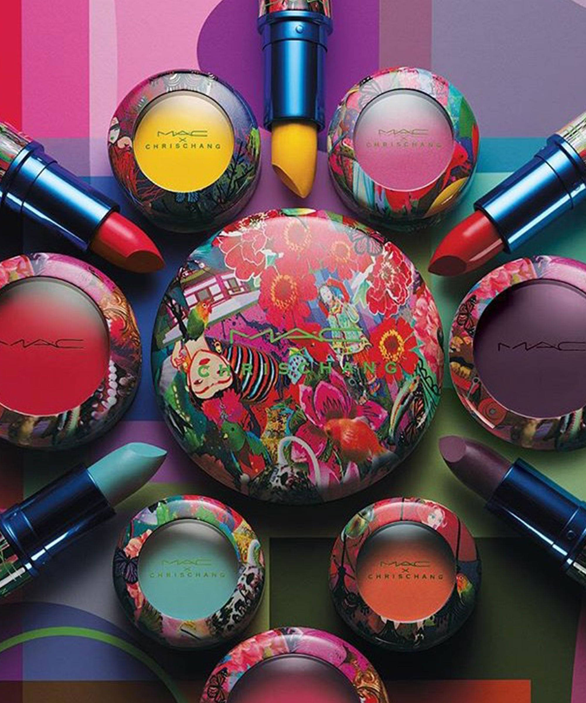 Cosmetics 桌布 壁紙 — 充滿活力的MAC x Chris Chang彩妝系列，色彩繽紛的花卉設計和大膽的唇膏排列在多色條紋背景上。