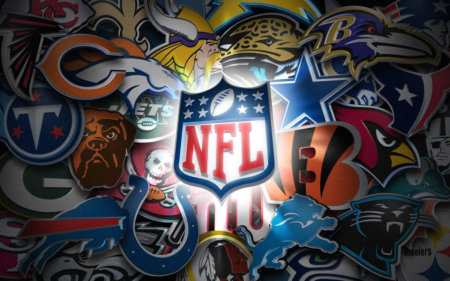 桌布 壁紙 — 充滿活力的NFL球隊標誌拼貼畫，以動態貼紙風格重疊排列，中央的NFL盾牌閃閃發光。
