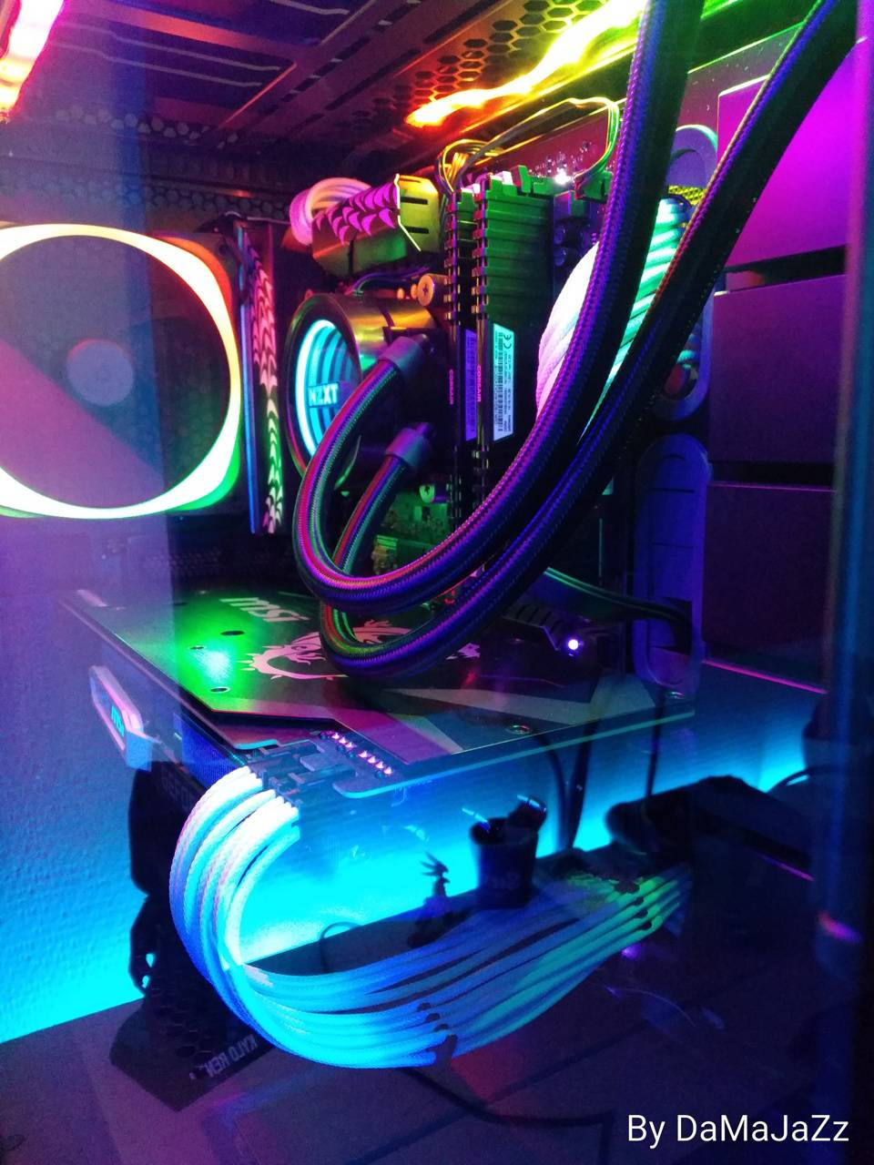Rgb 4K 桌布 壁紙 — 充滿活力的RGB照明電腦機箱內部，帶有發光的管道和風扇，展示高端定制水冷硬件。