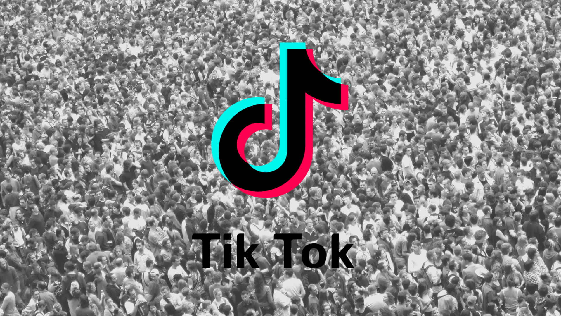 TikTok Neon Logo 桌布 壁紙 — 充滿活力的TikTok標誌疊加在黑白人群的熱鬧活動上。