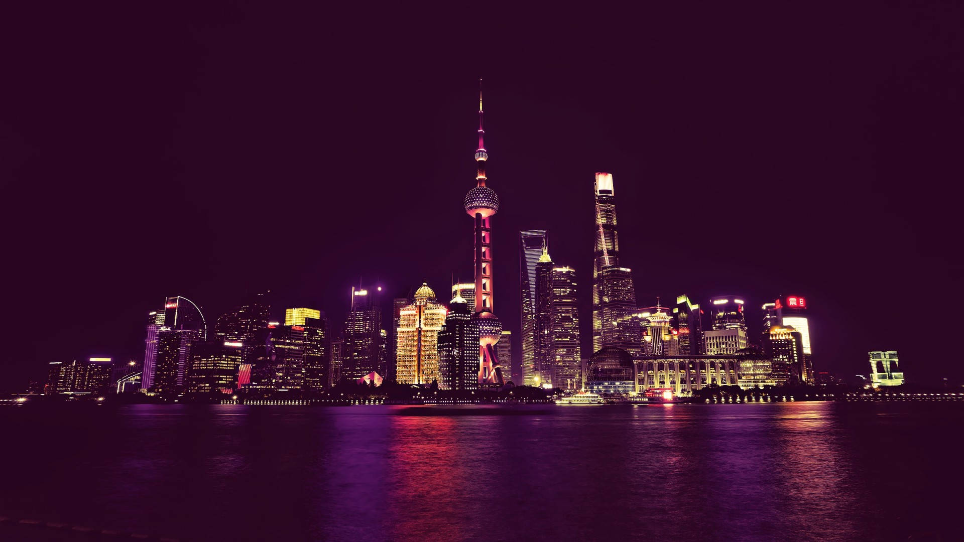 Shanghai 桌布 壁紙 — 充滿活力的上海夜景天際線，在深紫色天空下，明亮的摩天大樓倒映在黑暗的水面上。