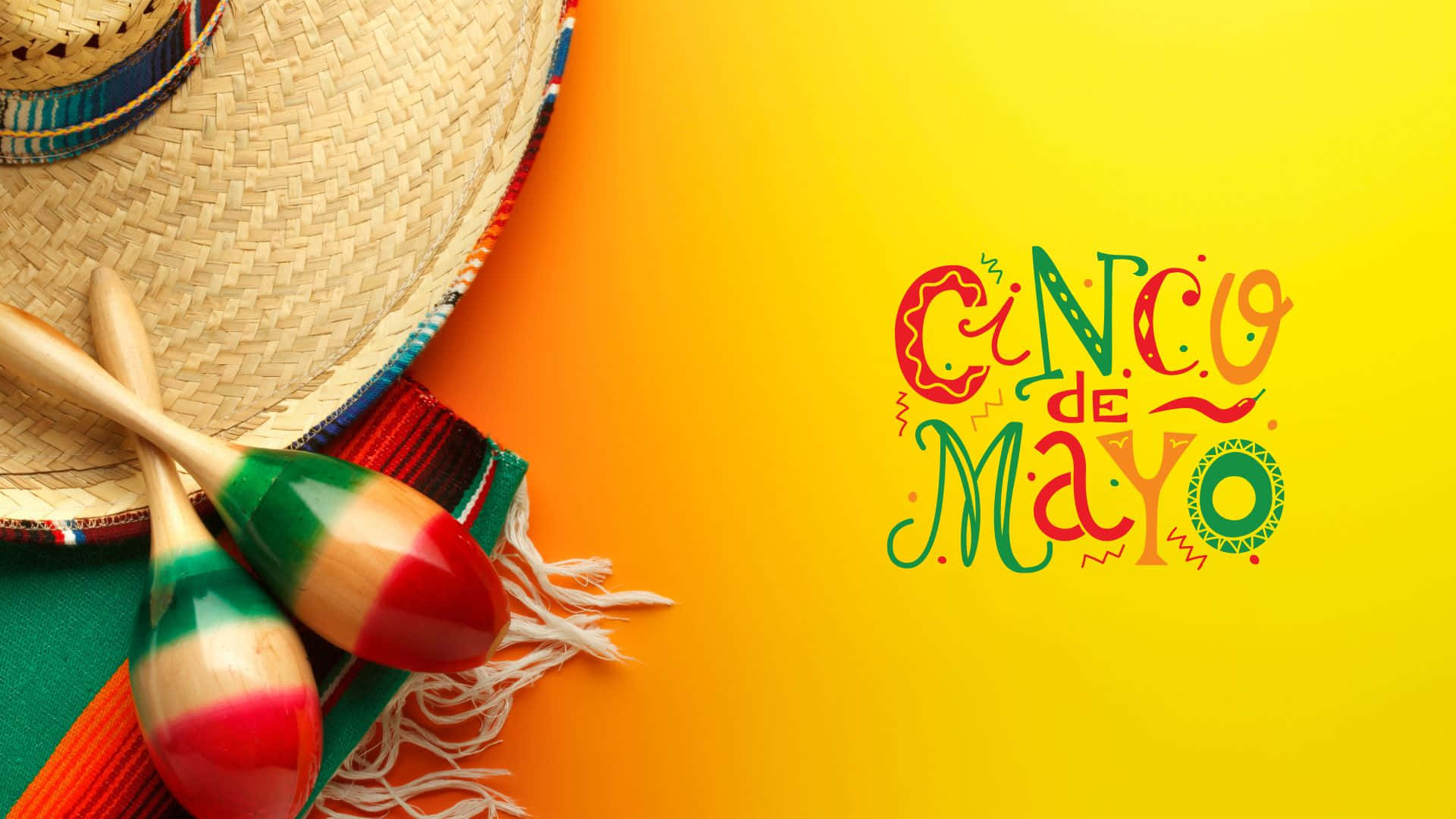 Cinco De Mayo 桌布 壁紙 — 充滿活力的五月五日節慶祝活動，包含沙槌、墨西哥闊邊帽和色彩繽紛的紡織品，背景為漸變黃色。
