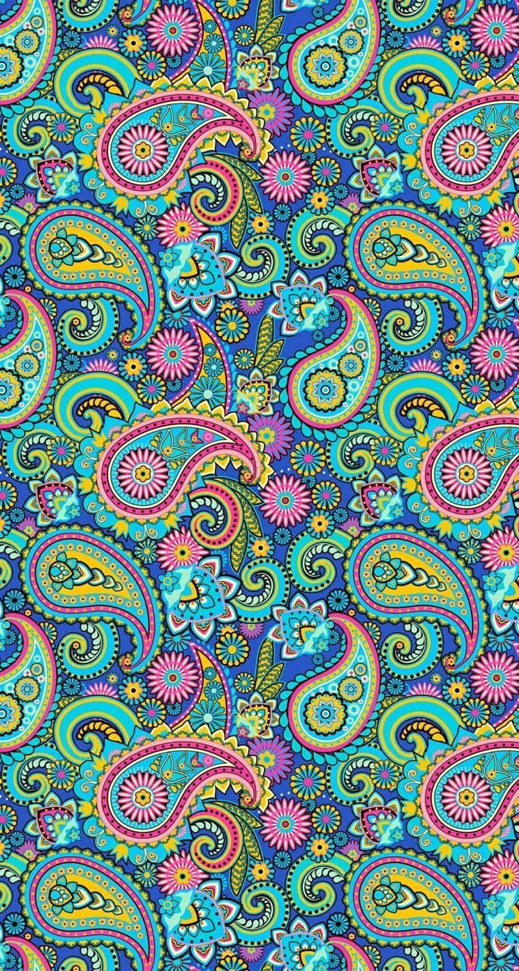 Paisley 桌布 壁紙 — 充滿活力的佩斯利和花卉圖案，以電光藍、粉紅和黃色在深藍色背景上旋轉。