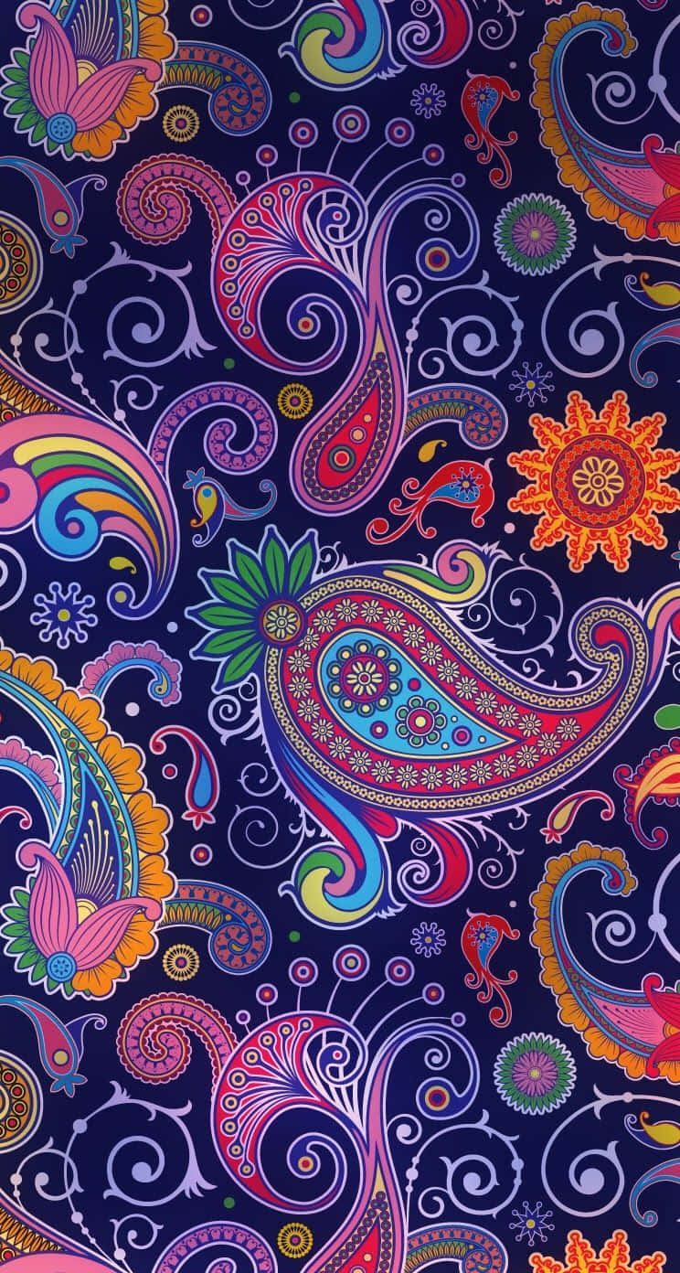 Paisley 桌布 壁紙 — 充滿活力的佩斯利圖案在深海軍藍背景上旋轉，形成色彩繽紛的裝飾設計。
