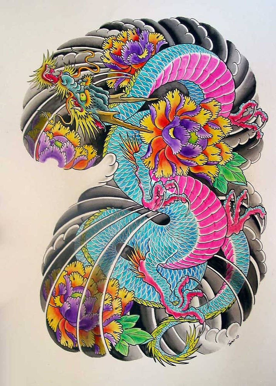 Japanese Dragon Tattoo 桌布 壁紙 — 充滿活力的傳統日本龍纏繞在鮮明的花卉圖案上，背景為黑白雲層。