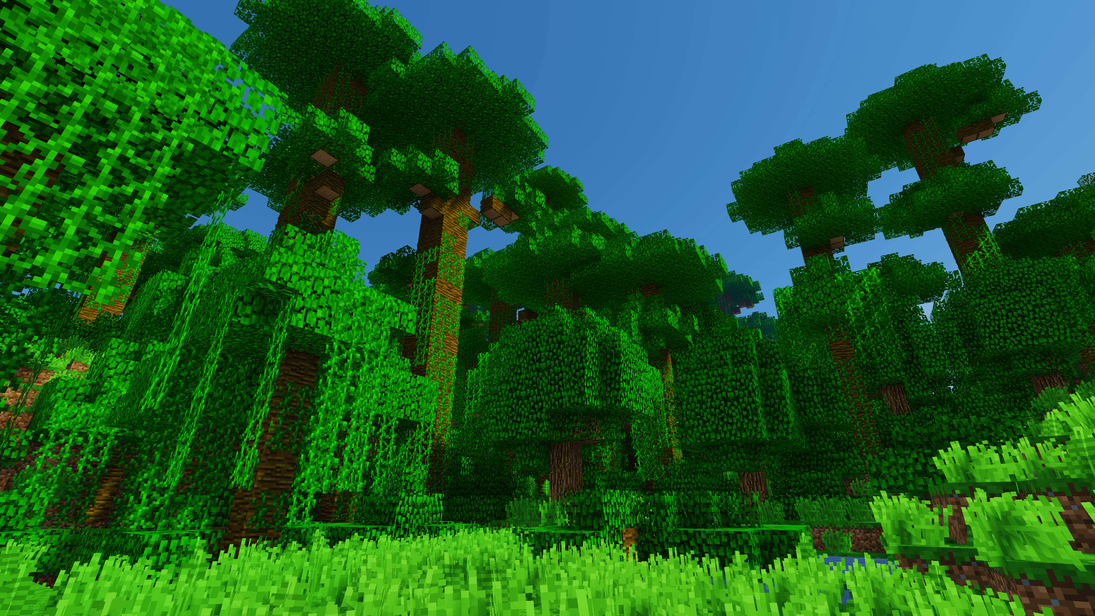 桌布 壁紙 — 充滿活力的像素化森林，在 Minecraft 風格下，清澈的藍天中聳立著高大的綠色樹木。