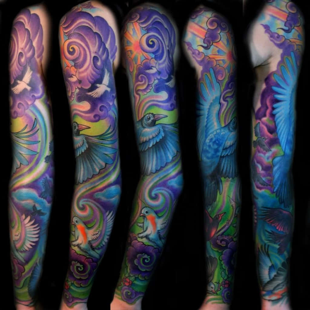 Tattoo 桌布 壁紙 — 充滿活力的全袖紋身，在深色背景上呈現旋轉的雲朵和色彩繽紛的鳥兒動態飛翔。
