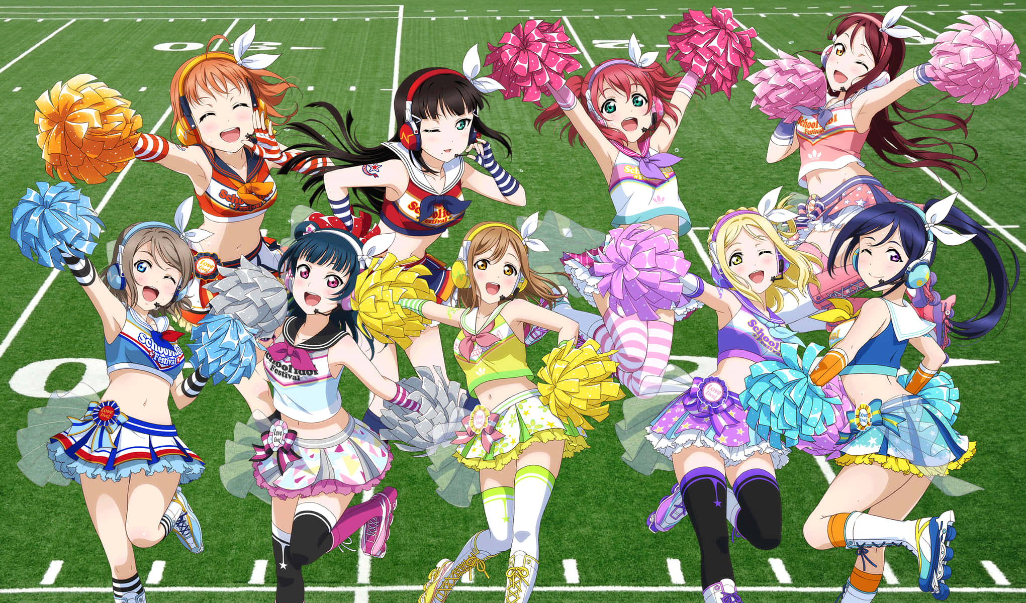 Cheer 桌布 壁紙 — 充滿活力的動漫啦啦隊員穿著色彩繽紛的制服，在明亮的綠色足球場上活力四射地拿著彩球擺姿勢。