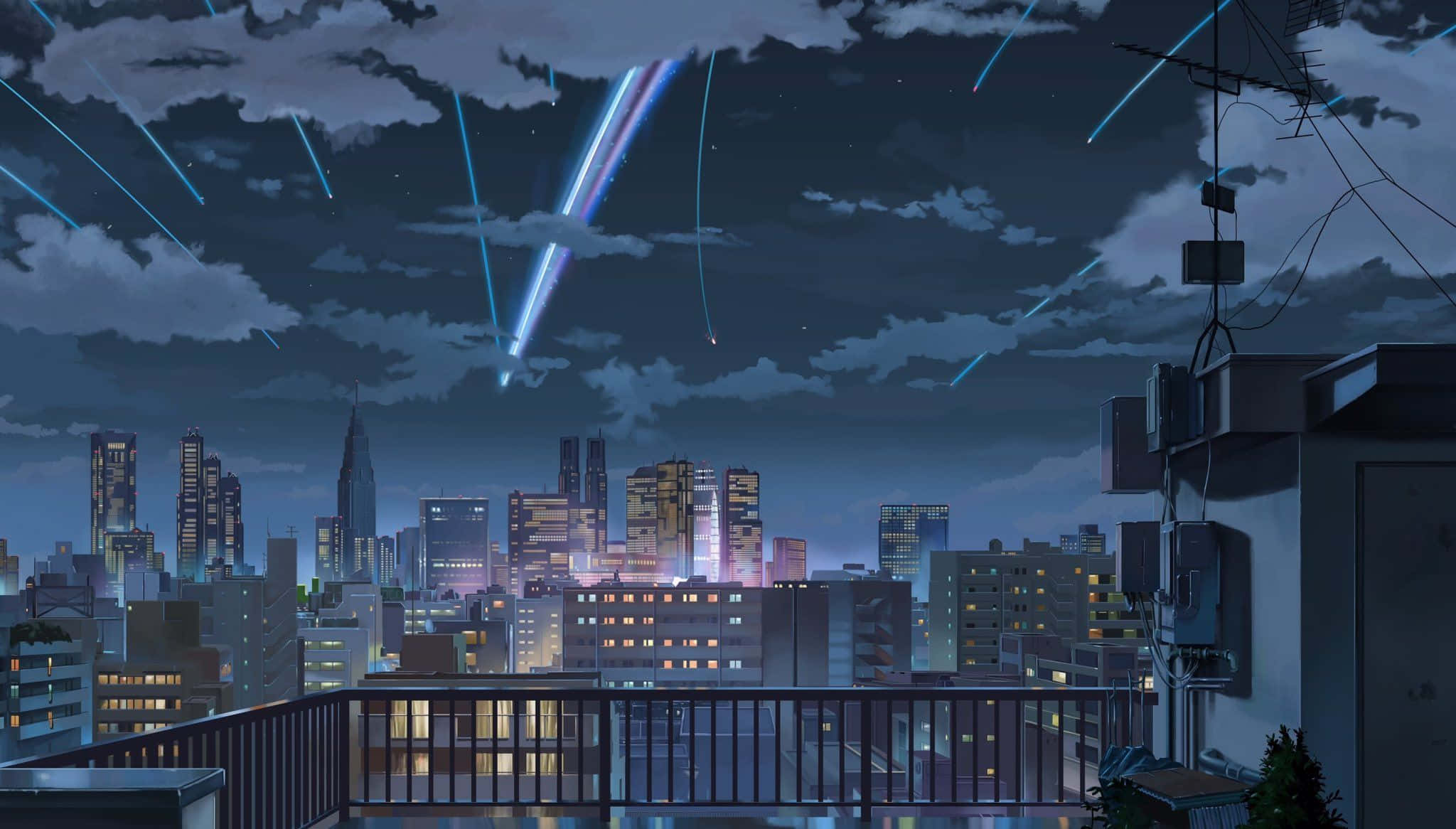 動漫城市 桌布 壁紙 — 充滿活力的動漫城市夜景，雲層密佈的天空中閃爍的摩天大樓和藍色光線。