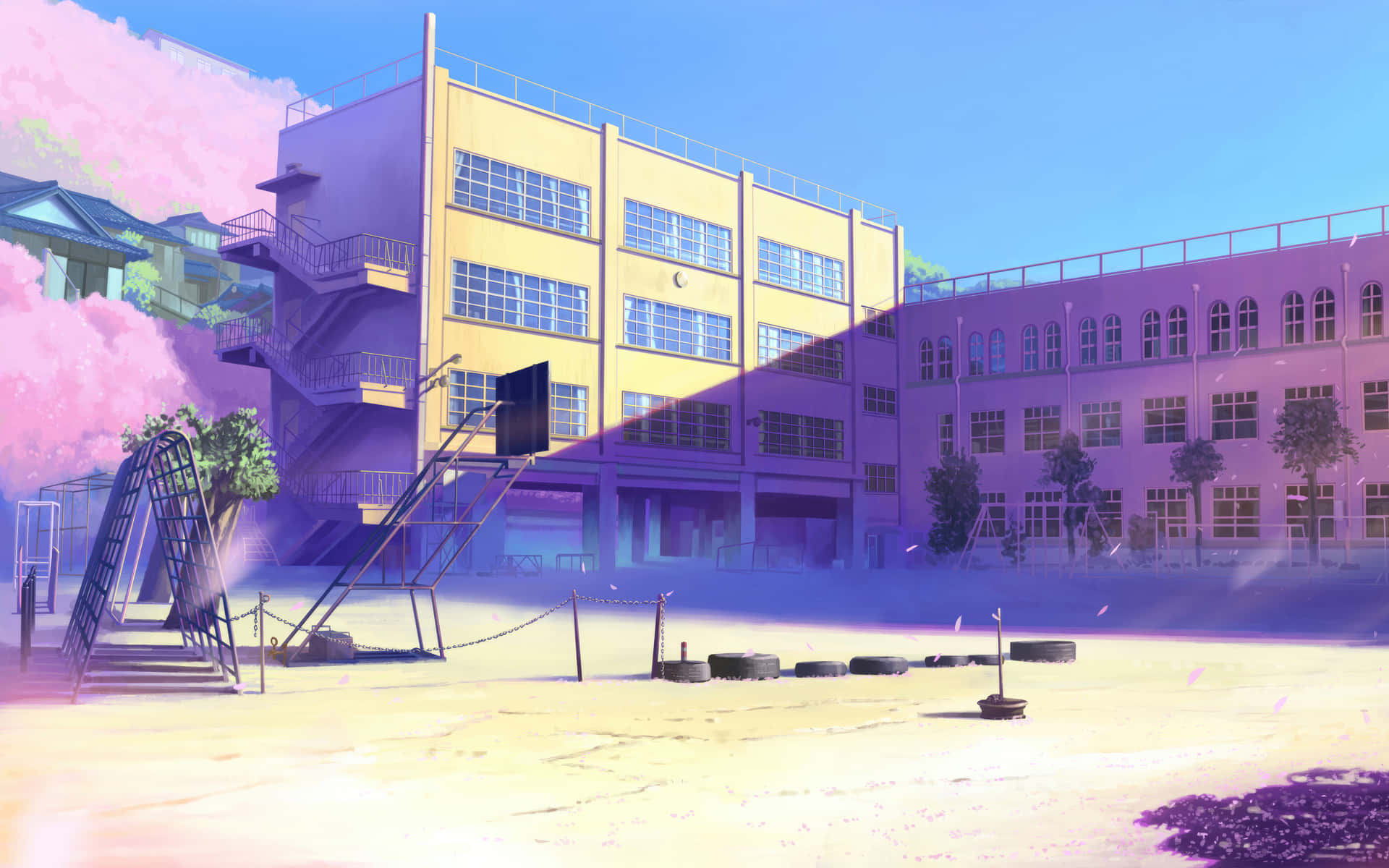  壁紙 — 充滿活力的動漫風格校園，沐浴在紫色和粉紅色的光芒中，櫻花圍繞著黃色建築飄落。