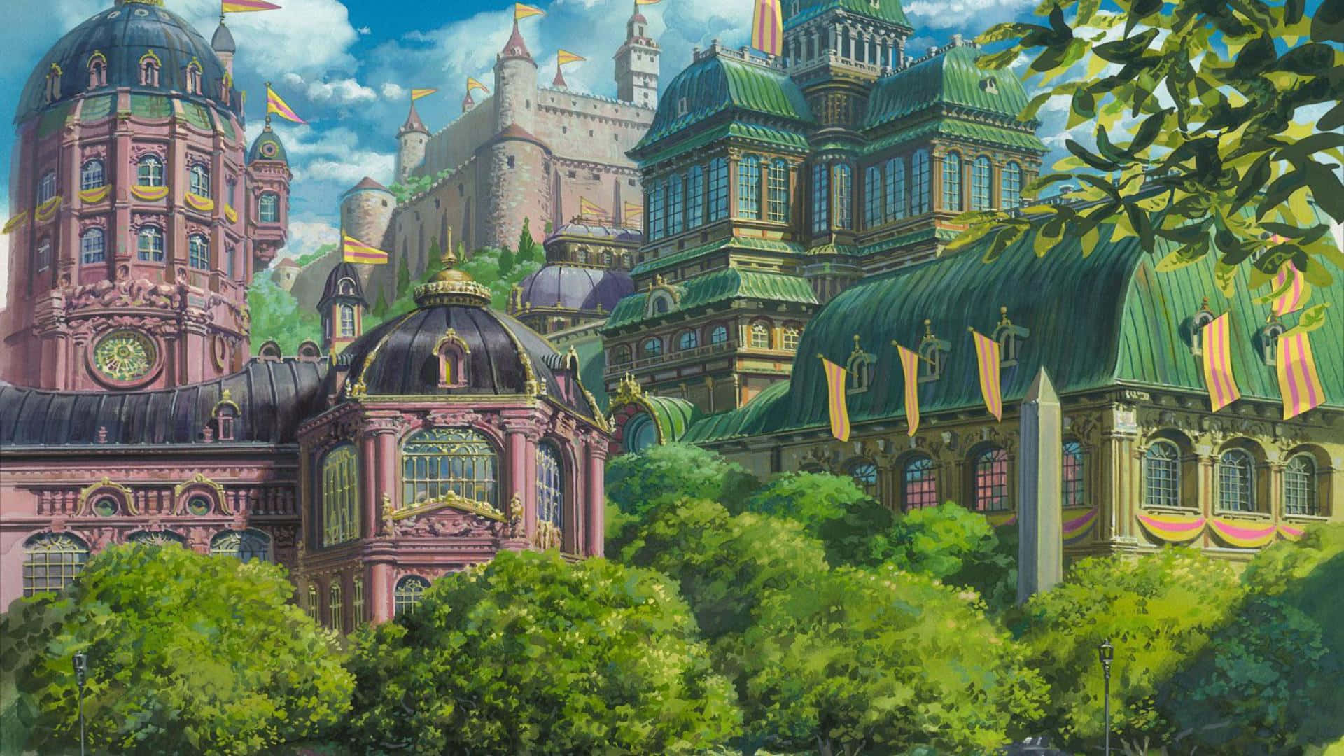 Howl's Moving Castle 桌布 壁紙 — 充滿活力的動畫城市景觀，華麗的粉紅色和綠色建築物坐落在茂密的綠樹之中，上方是明亮的藍天。