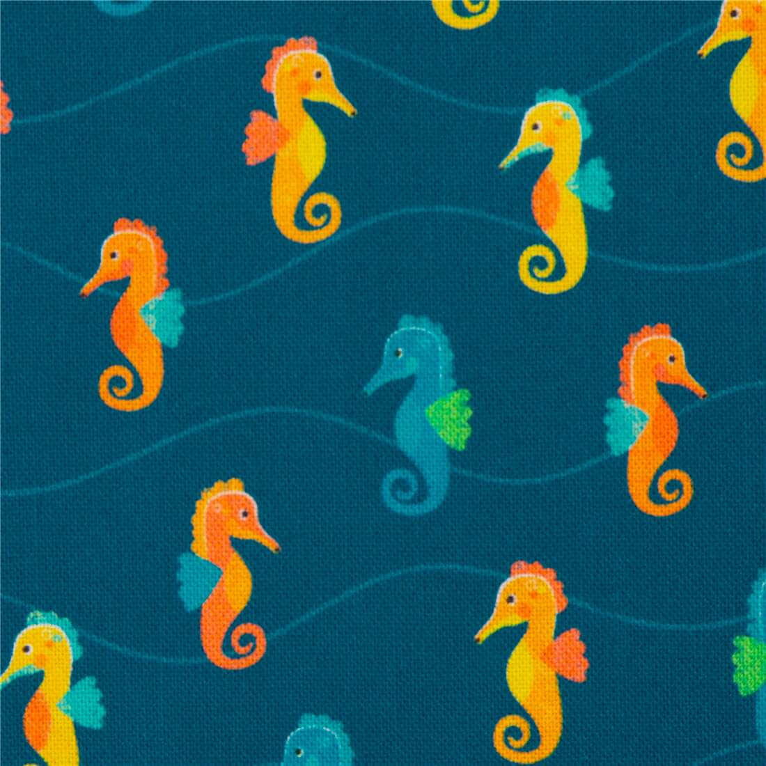海馬 桌布 壁紙 — 充滿活力的卡通海馬以橙色和藍綠色在質感海軍藍布料背景上優雅地游動。