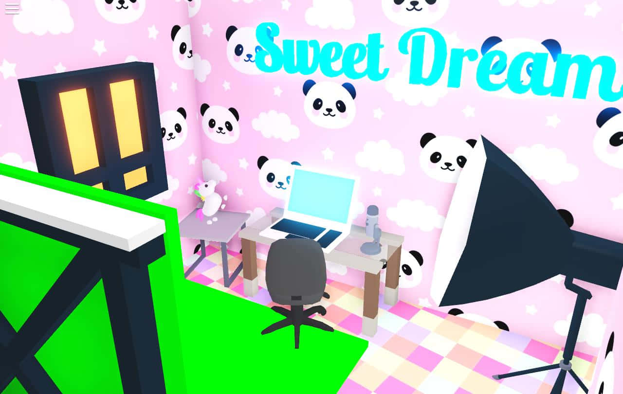 Cute Panda 桌布 壁紙 — 充滿活力的卡通風格臥室，配有粉紅熊貓壁紙和棋盤地板，設有帶筆記型電腦和工作室燈的書桌。