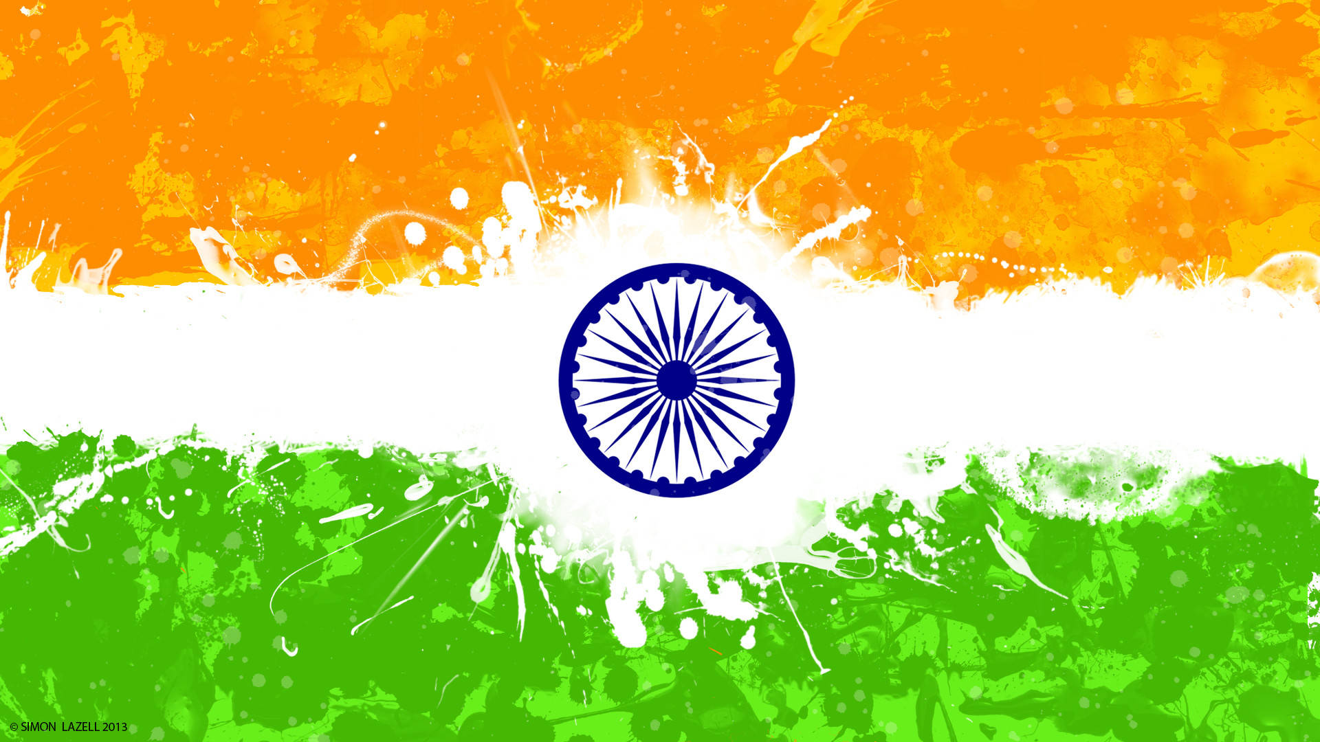 Indian 桌布 壁紙 — 充滿活力的印度國旗，帶有橙色、白色和綠色條紋，並濺上動態顏料效果，中央有一個藍色的阿育王法輪。