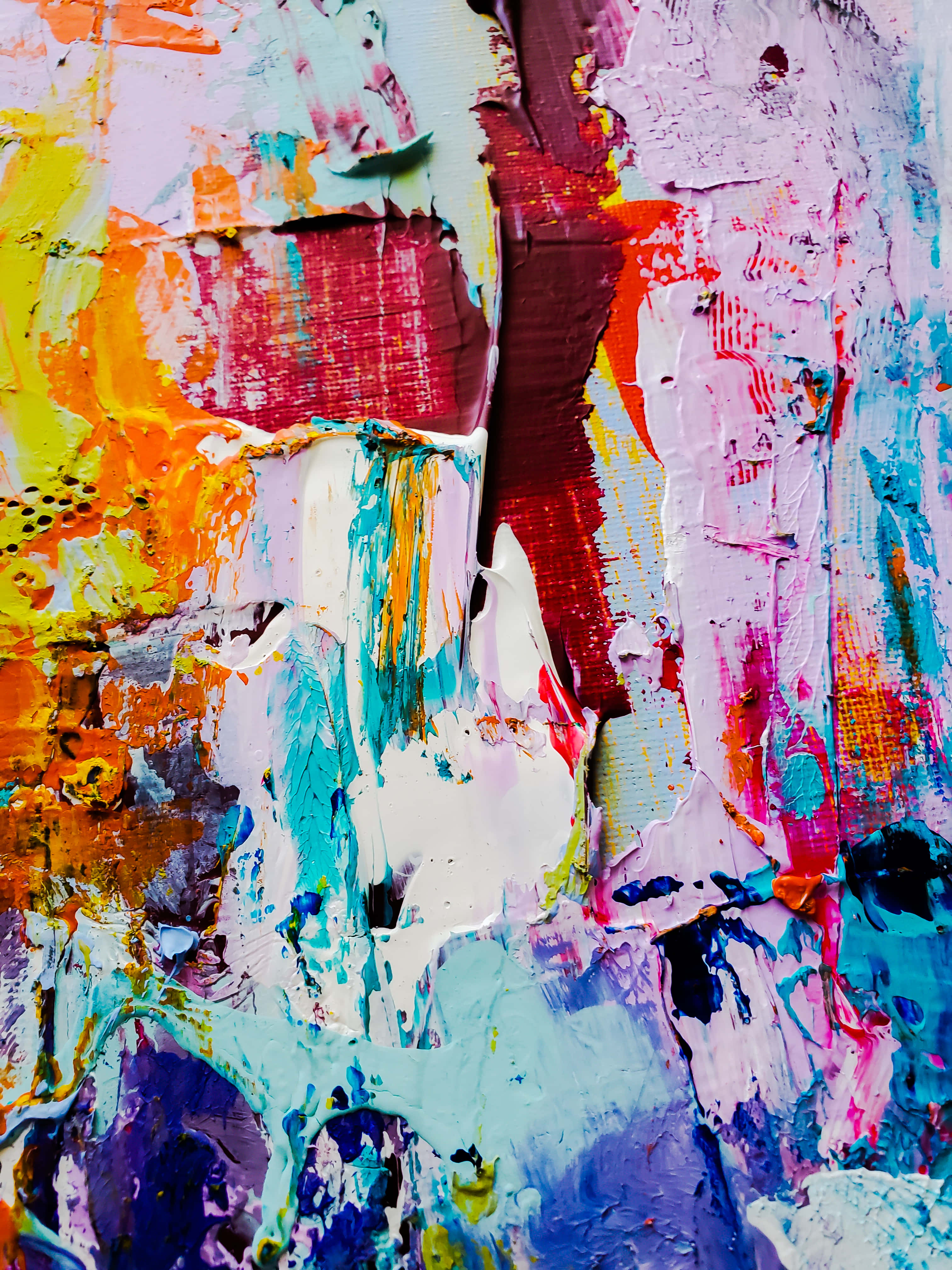 Paint Splatter 桌布 壁紙 — 充滿活力的厚紋理抽象畫，帶有紅色、橙色、藍色、紫色和白色的粗獷筆觸。
