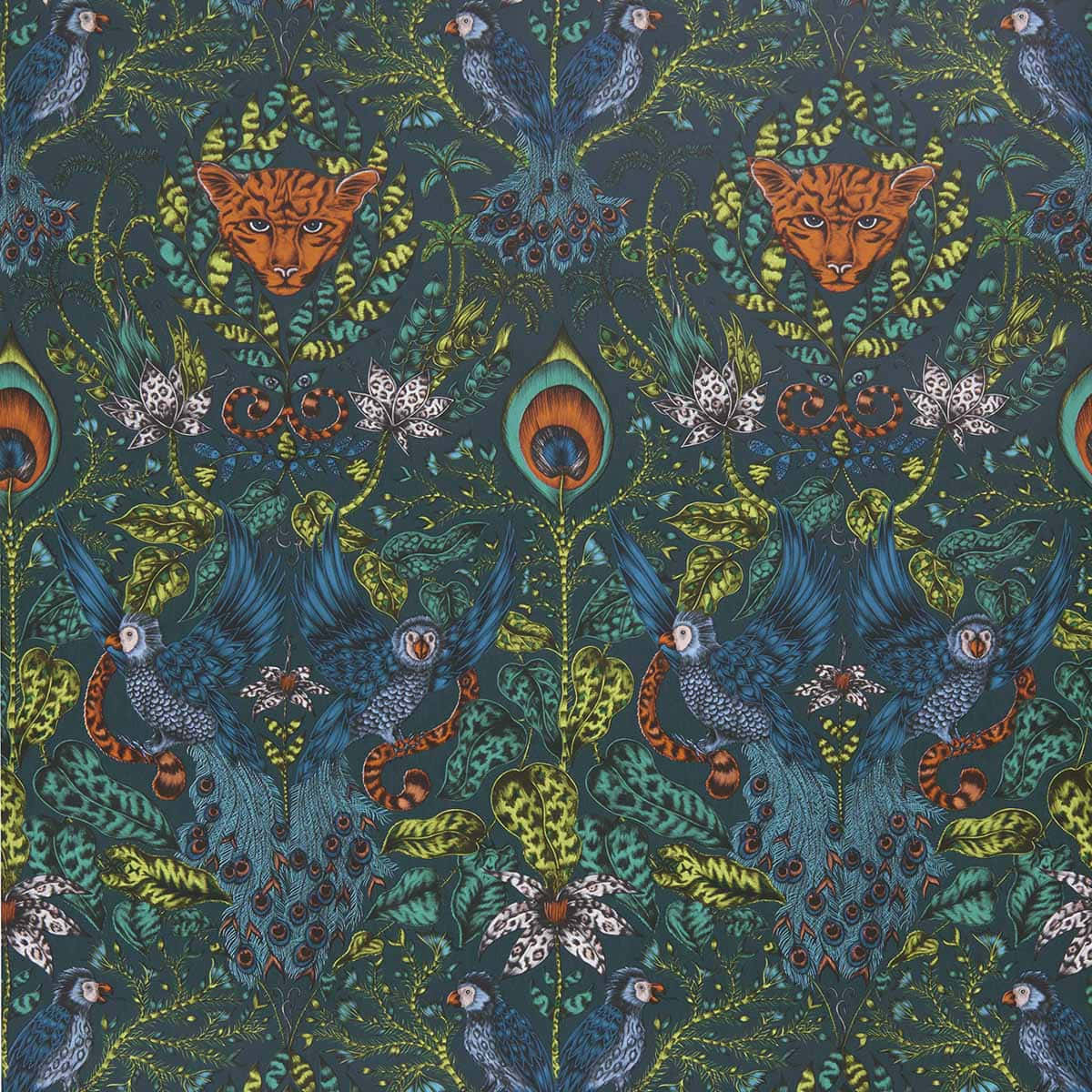 Floral Pattern 桌布 壁紙 — 充滿活力的叢林壁紙，重複的風格化老虎、孔雀和鳥類，點綴在深藍綠色背景上的茂密綠色樹葉中。