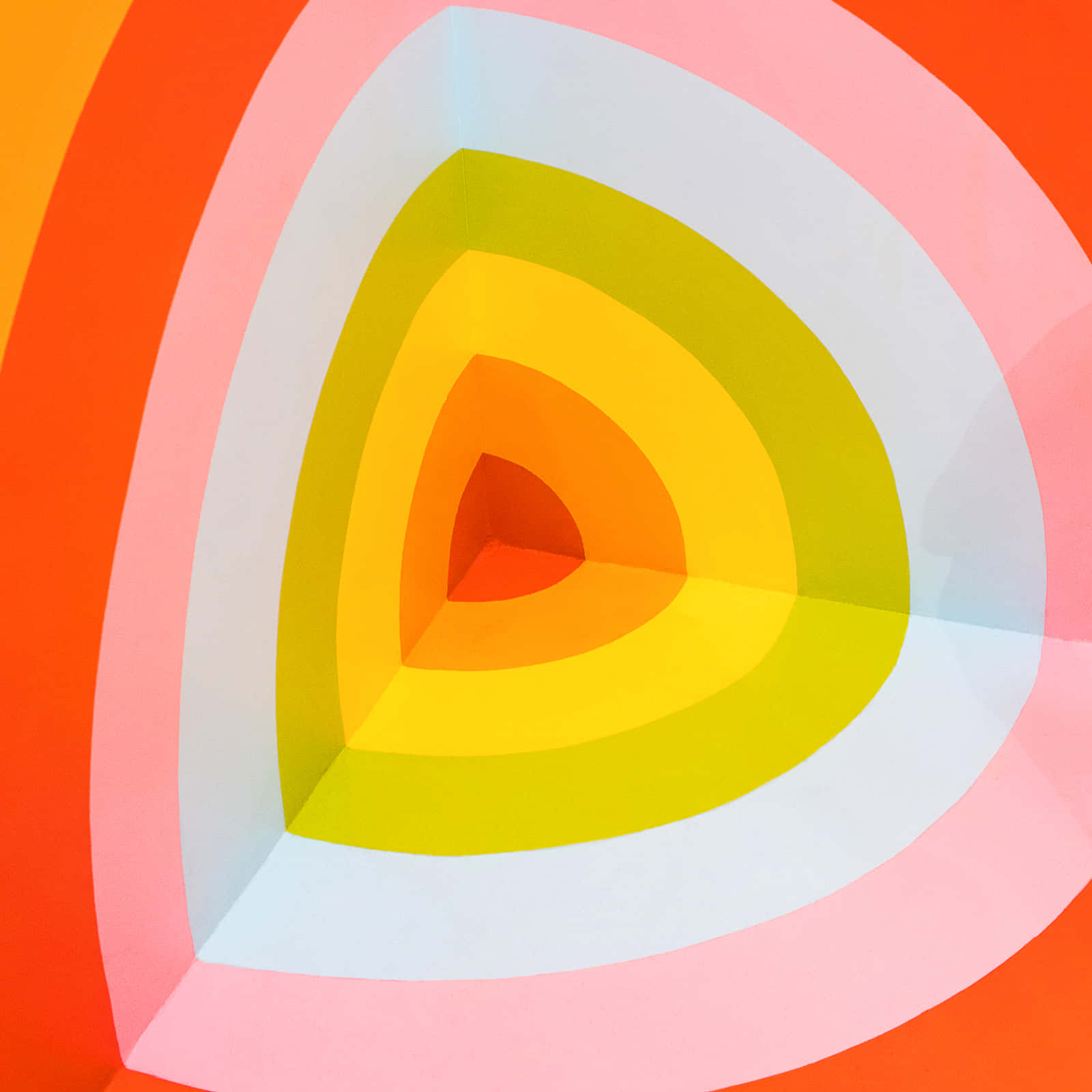 Color Palette 桌布 壁紙 — 充滿活力的同心三角形層次，以橙色、黃色和粉紅色創造出大膽的幾何光學錯覺。