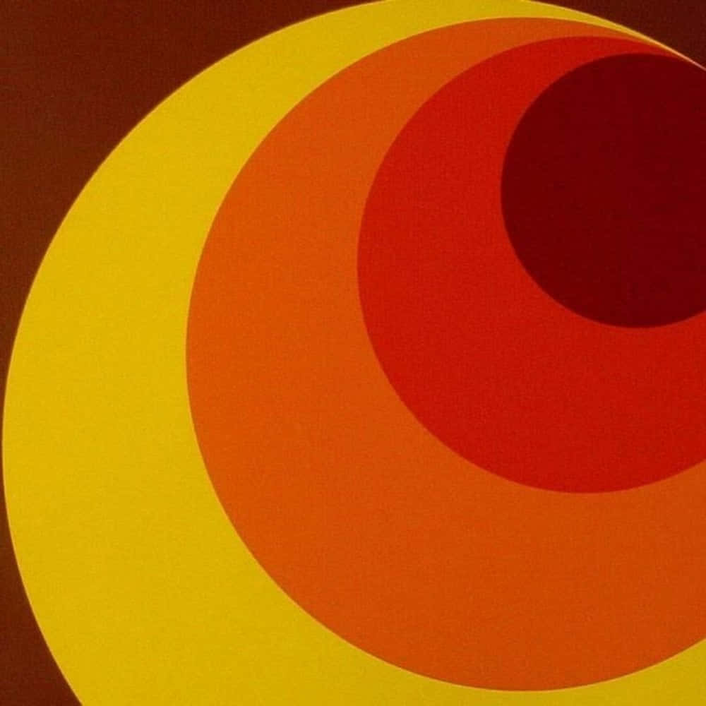 70年代動圖 桌布 壁紙 — 充滿活力的同心圓，以黃色、橙色和紅色的暖色調，在深棕色背景上創造出大膽的抽象構圖。