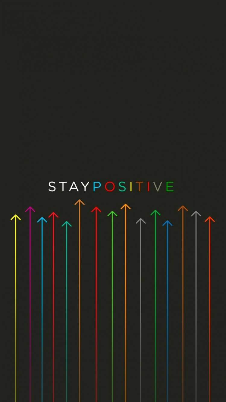 在深色背景上，帶有「STAY POSITIVE」文字的彩色箭頭向上指。 — 勵志手機桌布 壁紙