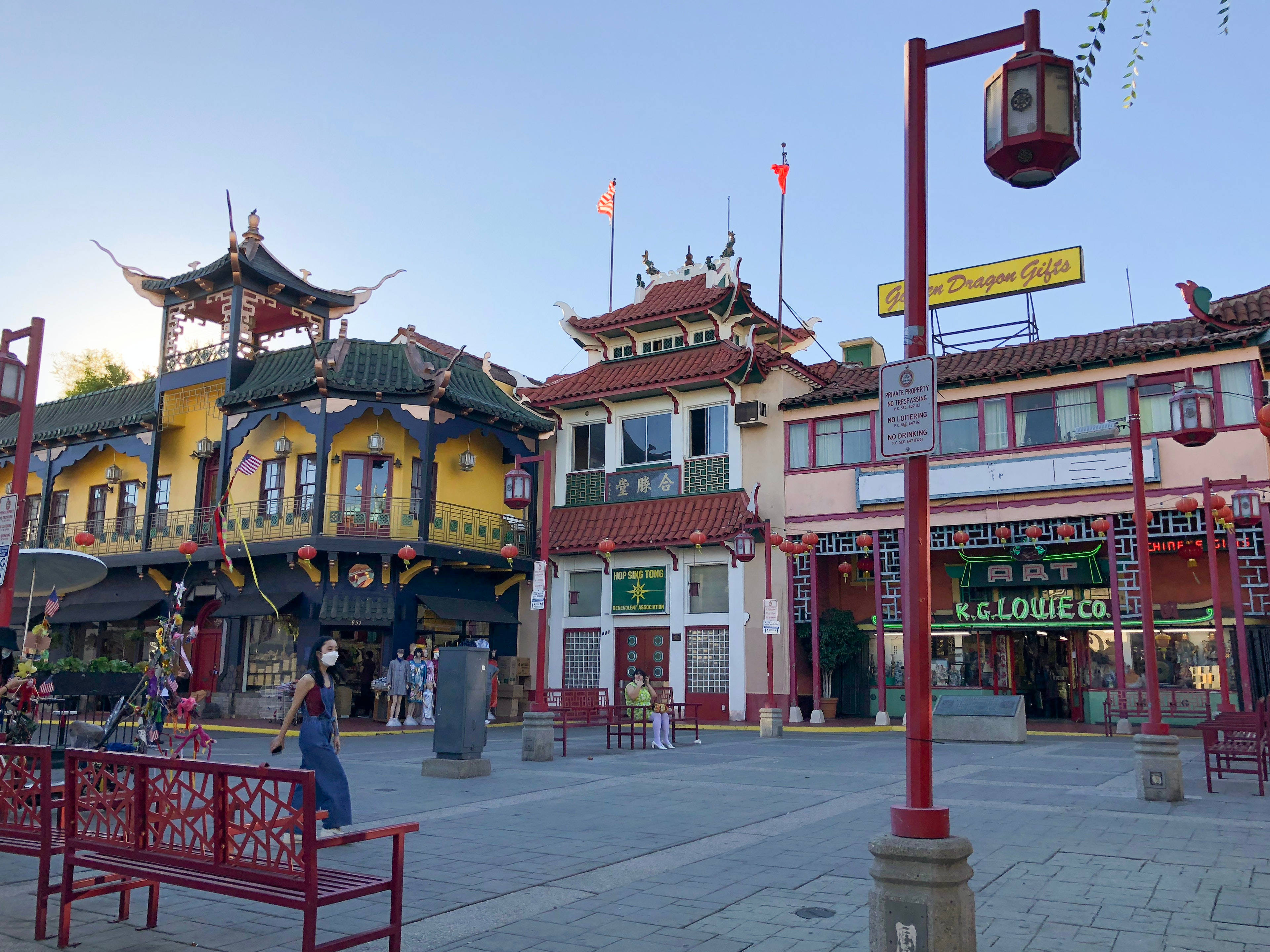 Attraction 桌布 壁紙 — 充滿活力的唐人街廣場，裝飾著華麗的紅色燈籠、黃色建築，以及行人們在晴朗藍天下漫步。