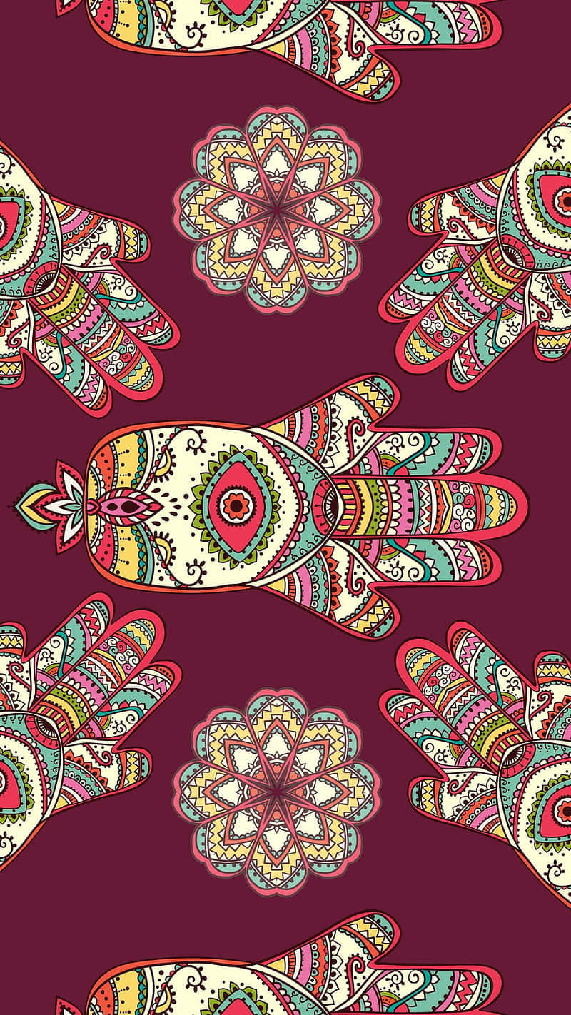 Hamsa 桌布 壁紙 — 充滿活力的圖案化漢莎手和曼陀羅，在深栗色背景上呈現多彩幾何設計。