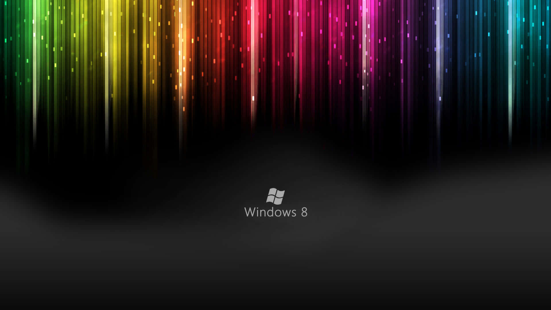 Windows 8 桌布 壁紙 — 充滿活力的垂直光條以彩虹色調在深色漸變背景上層疊，中央放置 Windows 8 標誌。