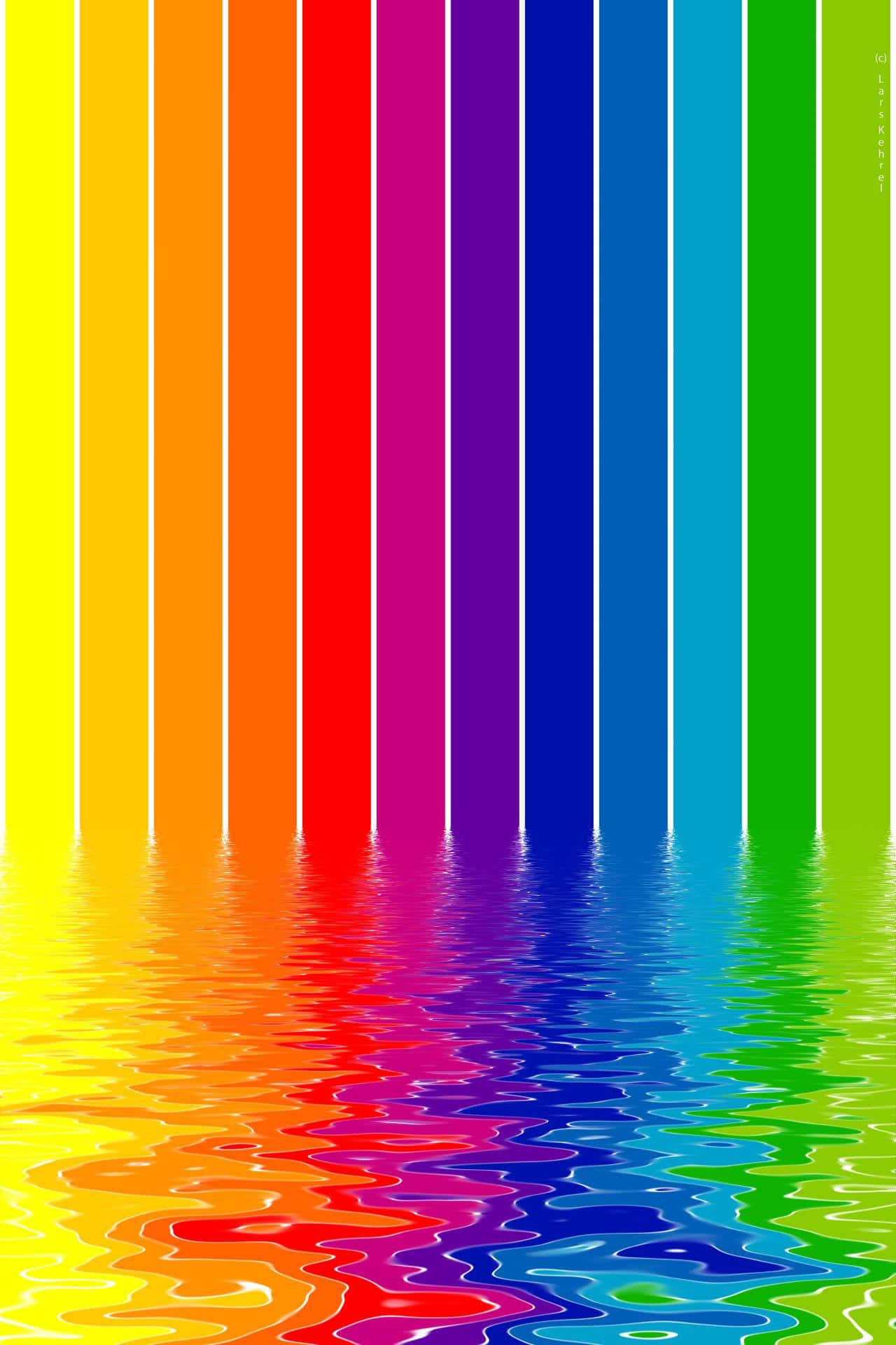 Multicolor 桌布 壁紙 — 充滿活力的垂直彩虹條紋傾瀉入漣漪水面，形成鮮明的色彩反射。