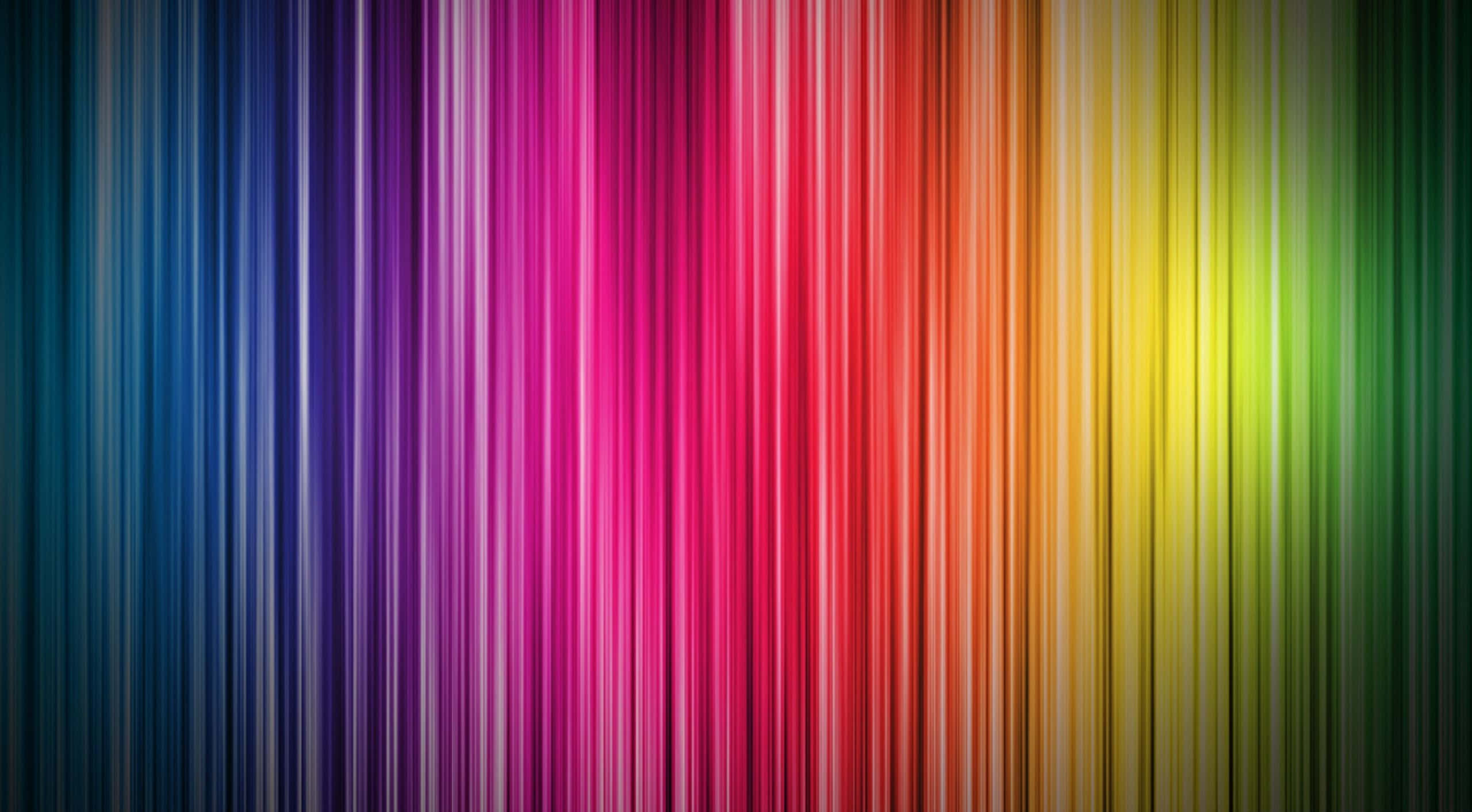 Rainbow Colours 桌布 壁紙 — 充滿活力的垂直彩虹條紋從深藍色平滑過渡到亮綠色，帶有發光高光。