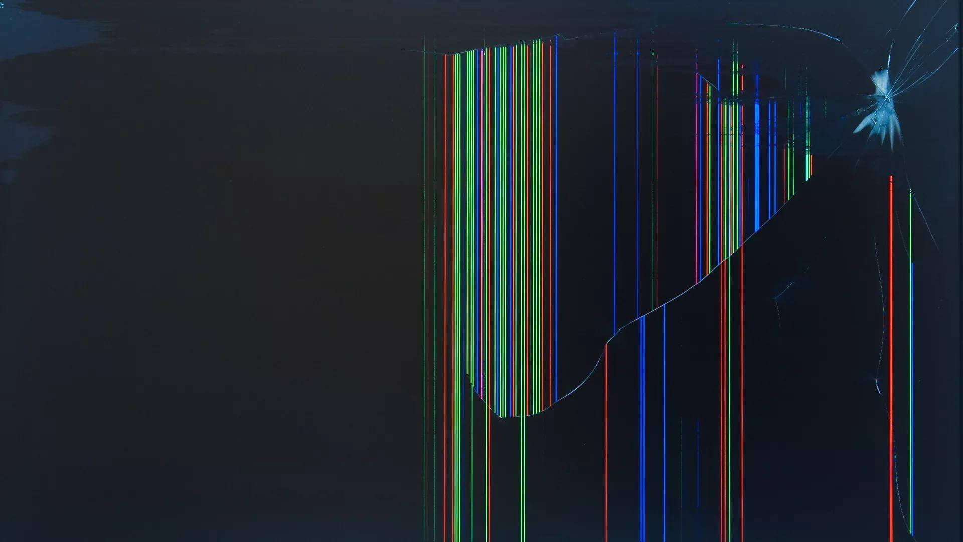 broken monitor 桌布 壁紙 — 充滿活力的垂直數據流在黑暗虛空中穿過破碎的數位螢幕傾瀉而下。