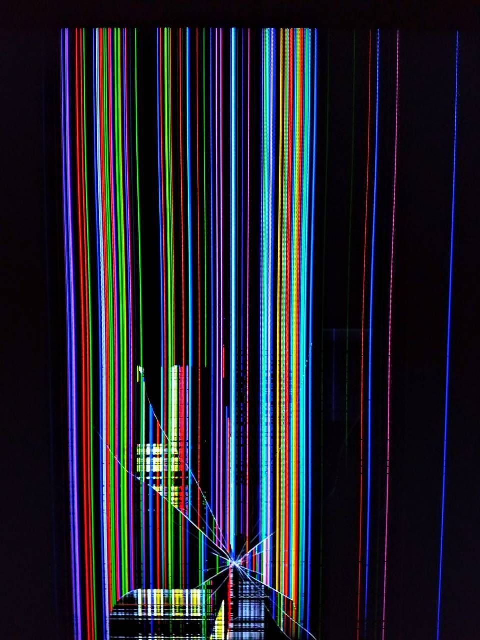 Screen 桌布 壁紙 — 充滿活力的垂直霓虹燈光條紋在黑暗虛空中傾瀉而下，底部有一個發光的幾何結構。