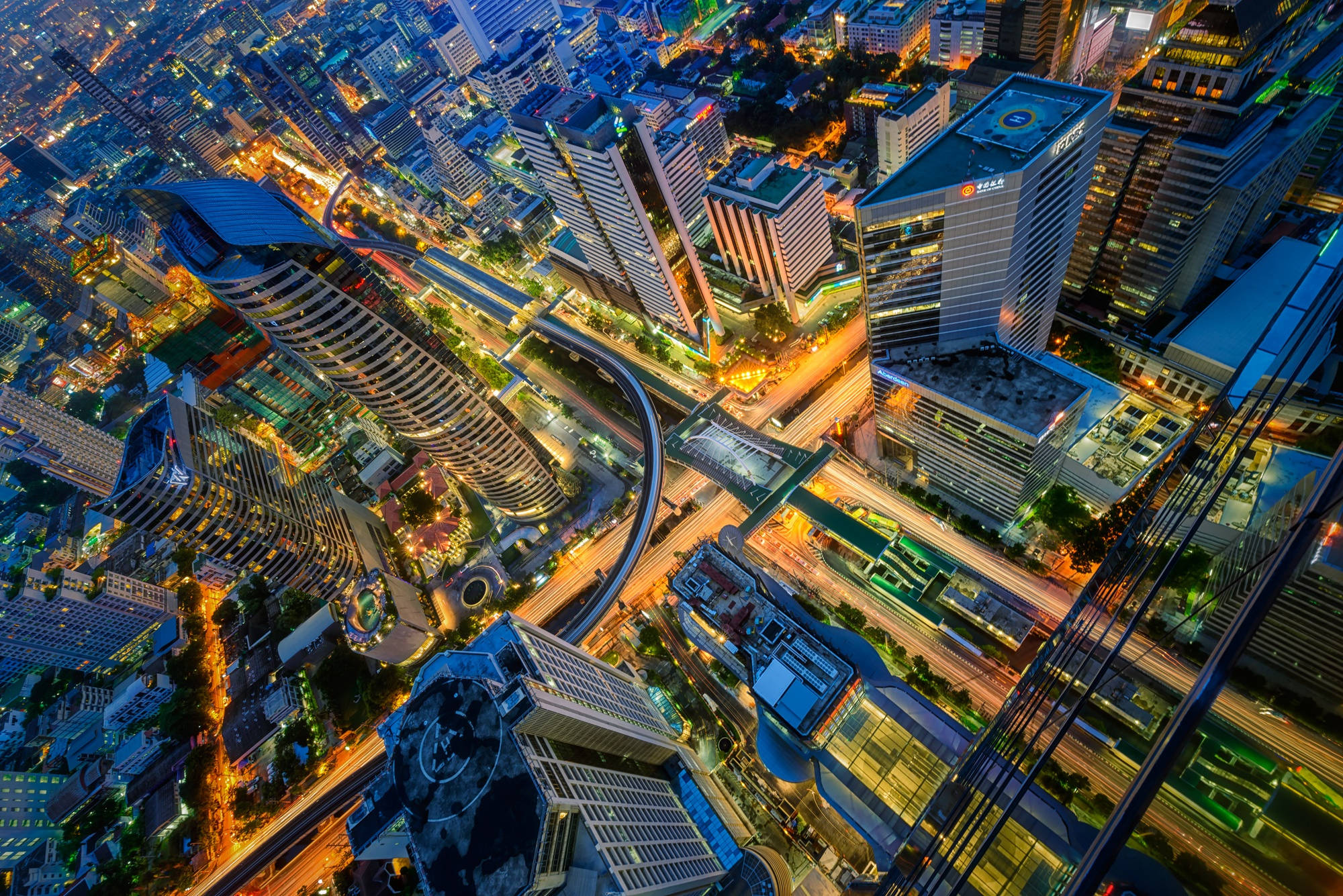 lights 桌布 壁紙 — 充滿活力的城市夜景鳥瞰圖，閃爍的摩天大樓和照明的高速公路。