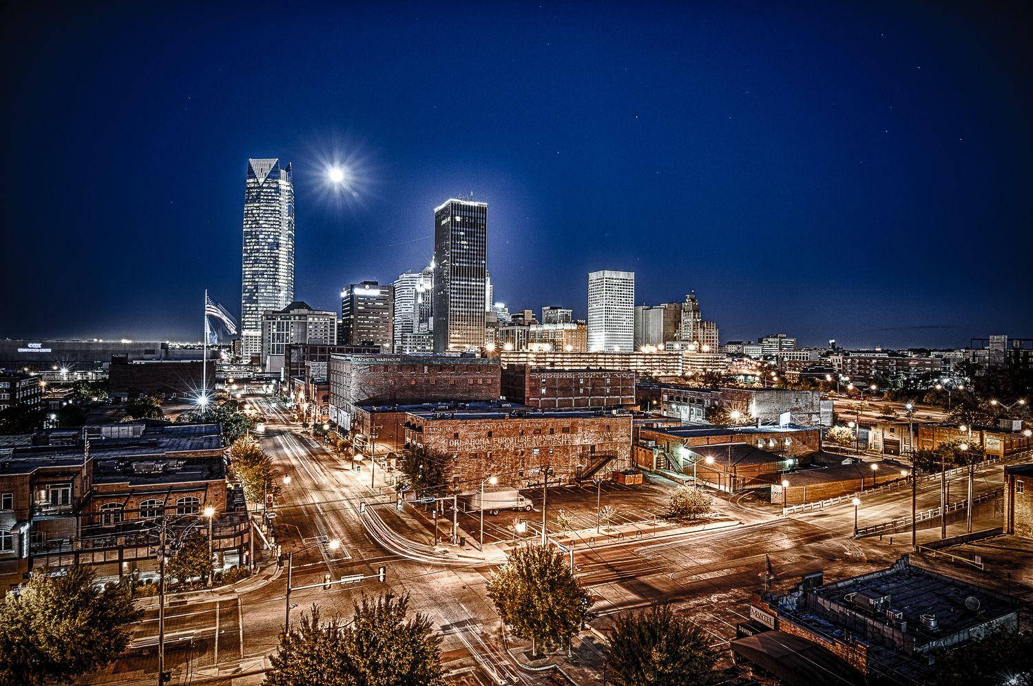 Oklahoma 桌布 壁紙 — 充滿活力的城市天際線夜景，閃爍的摩天大樓和星空照亮了街道。
