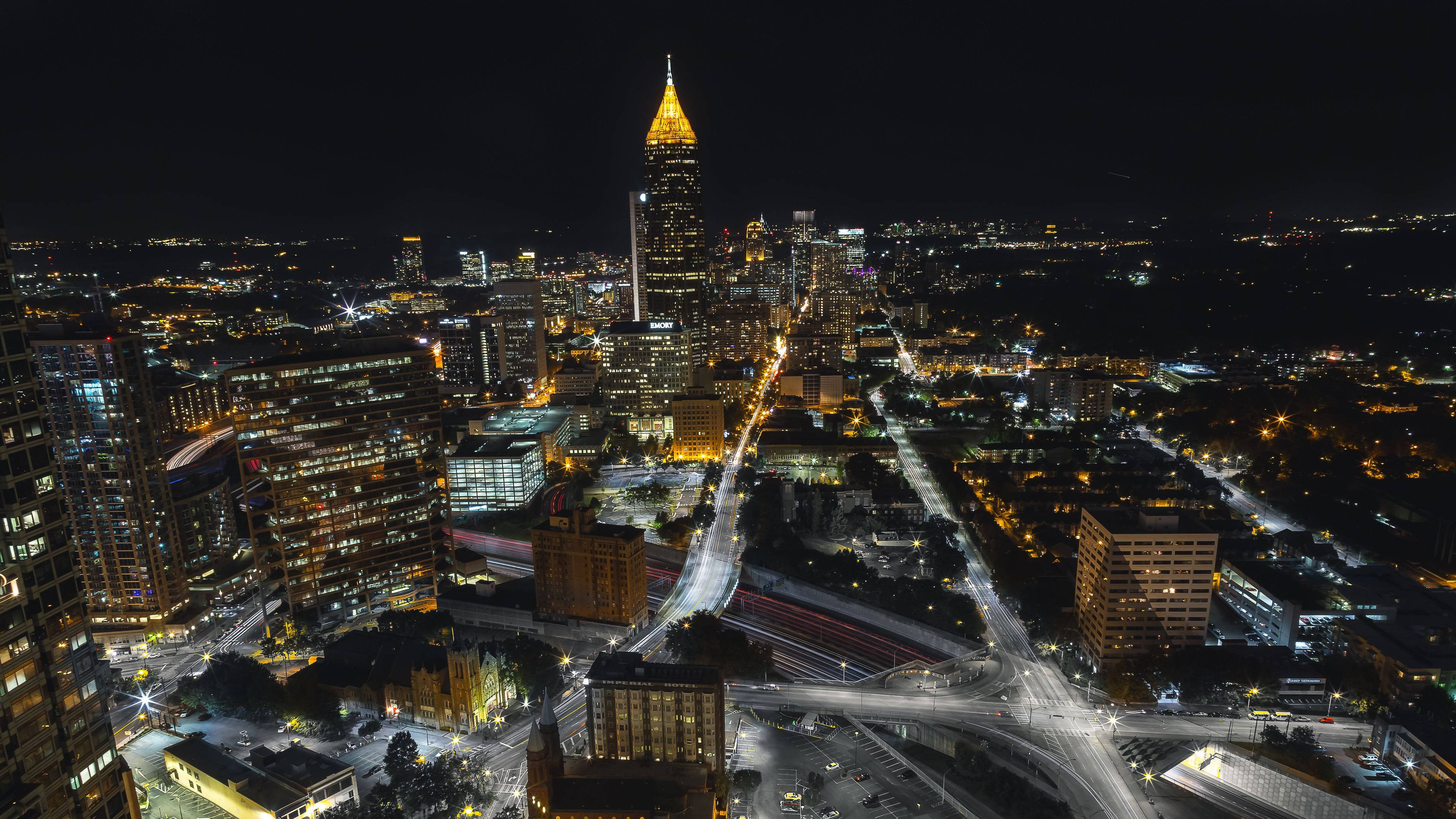 Atlanta 桌布 壁紙 — 充滿活力的城市景觀的夜間空中景觀，閃爍的摩天大樓和照明的高速公路。
