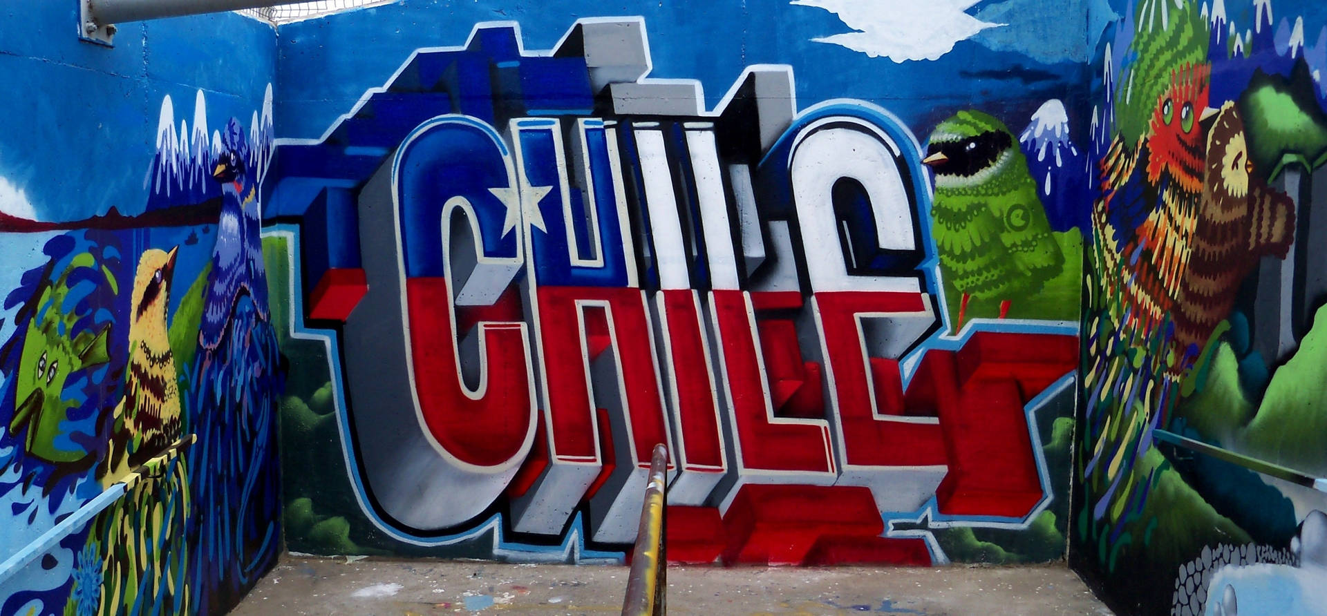 塗鴉 桌布 壁紙 — 充滿活力的塗鴉壁畫，以粗體3D字母拼寫「CHILE」，搭配國家色彩和原生鳥類，背景為藍天。