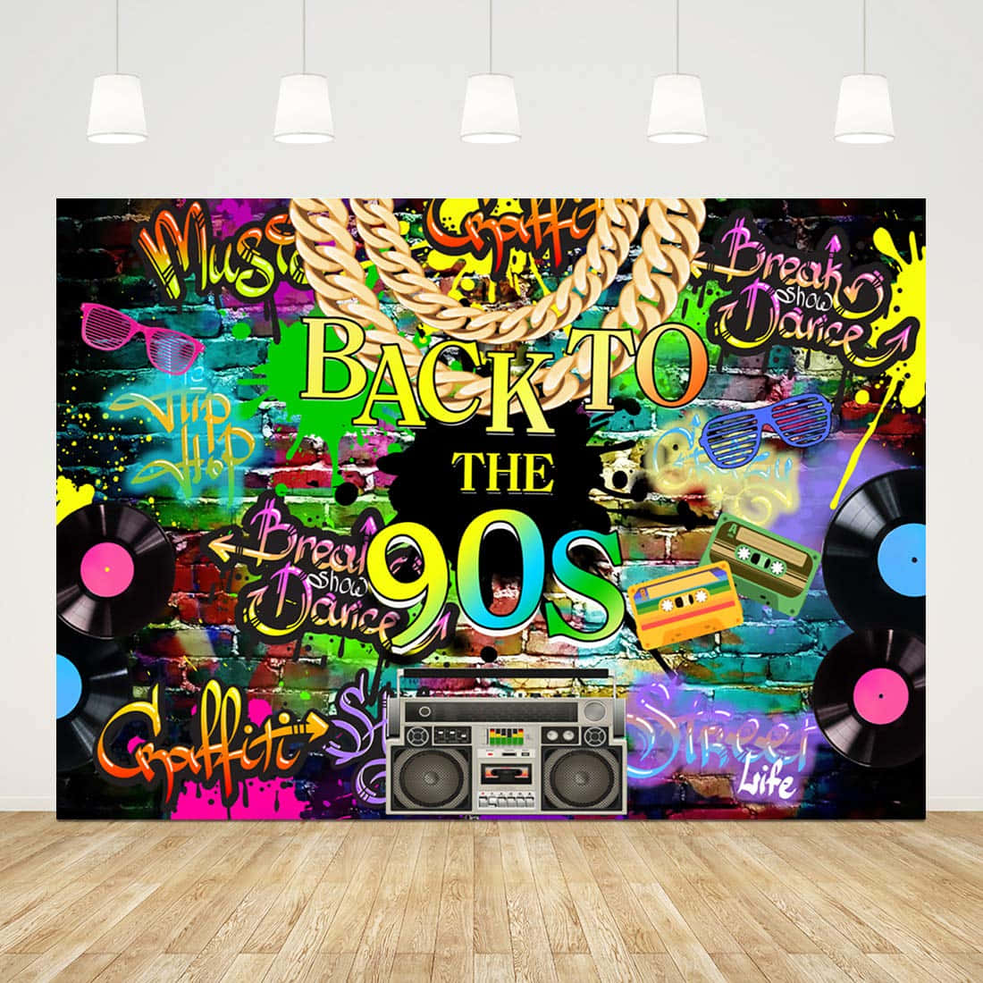 嘻哈 桌布 壁紙 — 充滿活力的塗鴉牆，上面有「Back to the 90s」文字、手提音響、唱片和太陽眼鏡，營造復古派對場景。