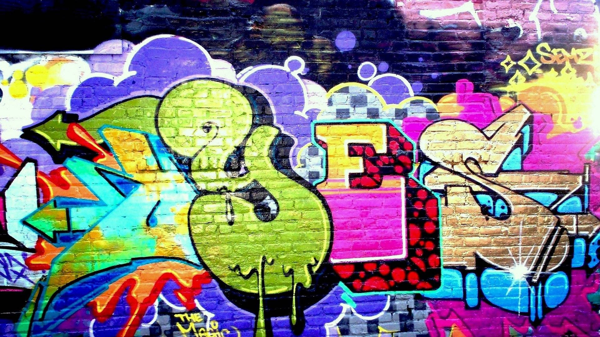 Urban 桌布 壁紙 — 充滿活力的塗鴉藝術在磚牆上爆發，帶有滴落的綠色字母和鮮豔的紫色、粉紅色和黃色標籤。