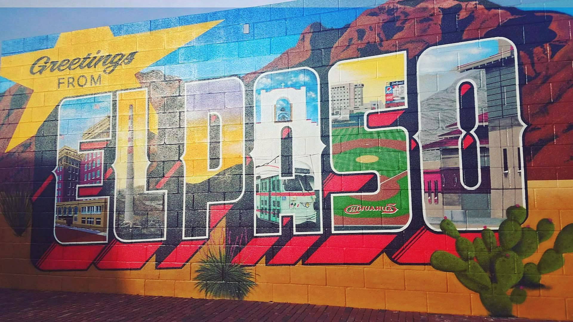 藝術 桌布 壁紙 — 充滿活力的壁畫拼出「EL PASO」，字母內有城市景觀，背景是沙漠山脈和仙人掌。