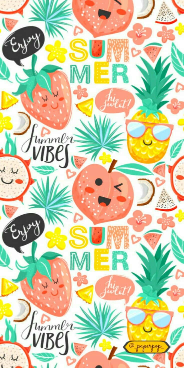 Summer iPhone 桌布 壁紙 — 充滿活力的夏日主題桌布， featuring 微笑的水果如鳳梨和草莓，戴著太陽眼鏡，對話框寫著 'Enjoy' 和 'Summer vibes'。