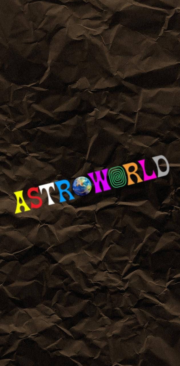 崔維斯·史考特 桌布 壁紙 — 充滿活力的多色 'ASTROWORLD' 標誌，地球儀字母位於有紋理的深棕色皺紋紙上。