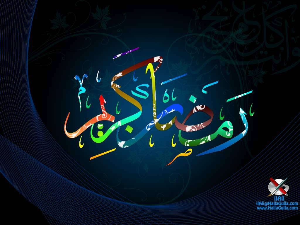 Ramadan 桌布 壁紙 — 充滿活力的多色阿拉伯書法在帶有漩渦圖案的深藍色抽象背景上動態流動。