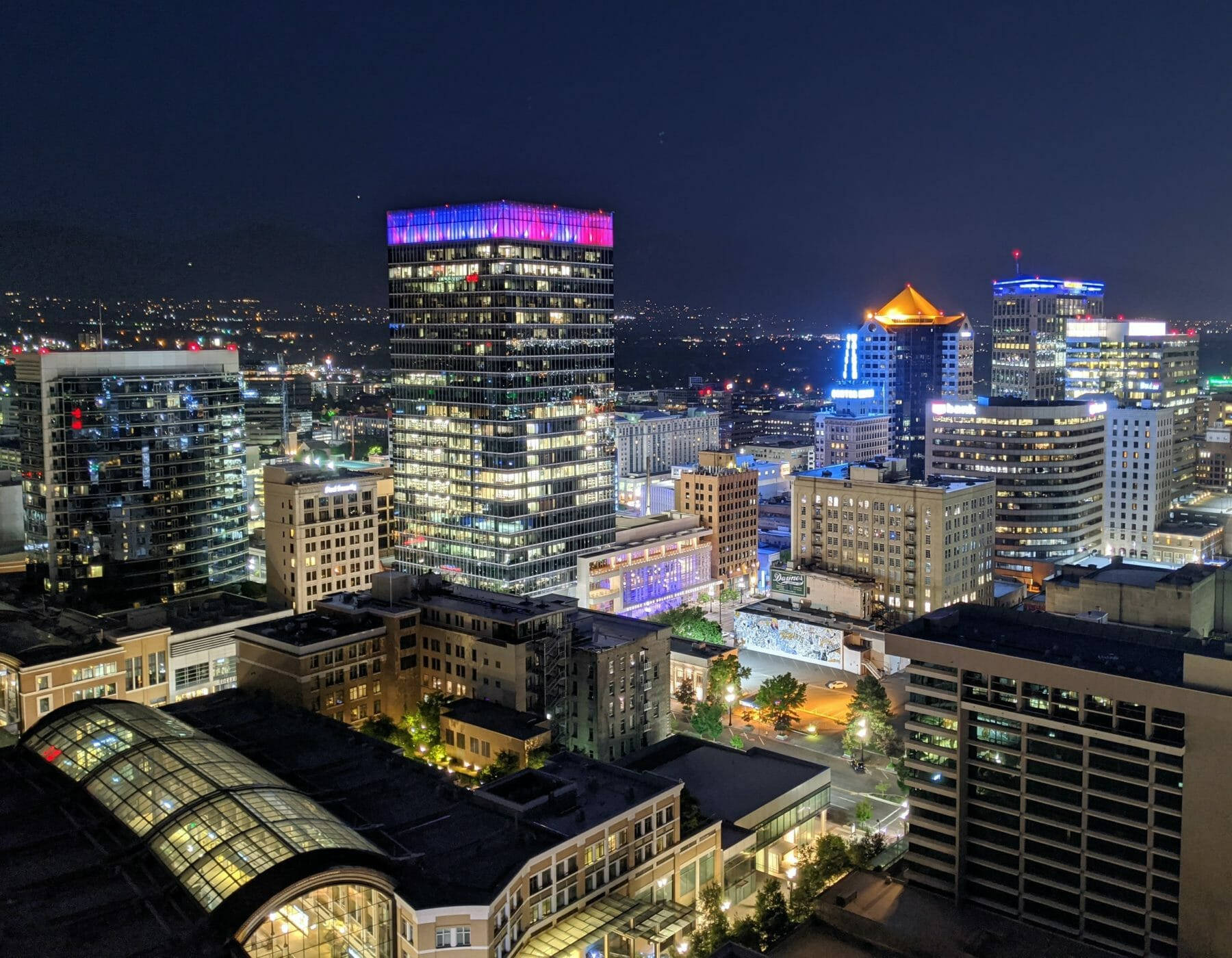 Salt Lake City 桌布 壁紙 — 充滿活力的夜景城市景觀，在黑暗的天空下，有燈火通明的摩天大樓和發光的街道。