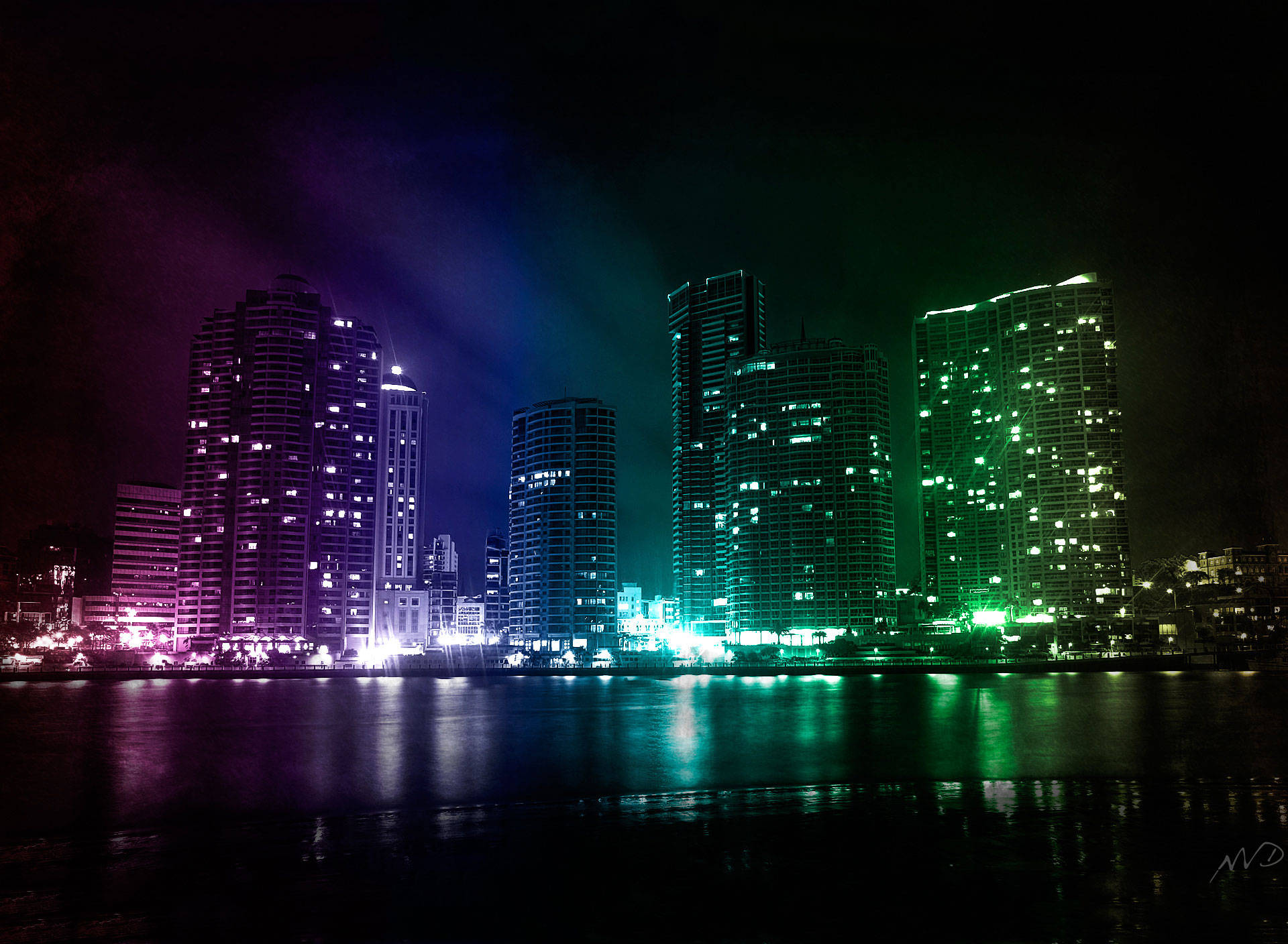 full HD tablet 桌布 壁紙 — 充滿活力的夜景城市景觀，摩天大樓在紫色和綠色燈光中閃耀，倒映在平靜的水面上。
