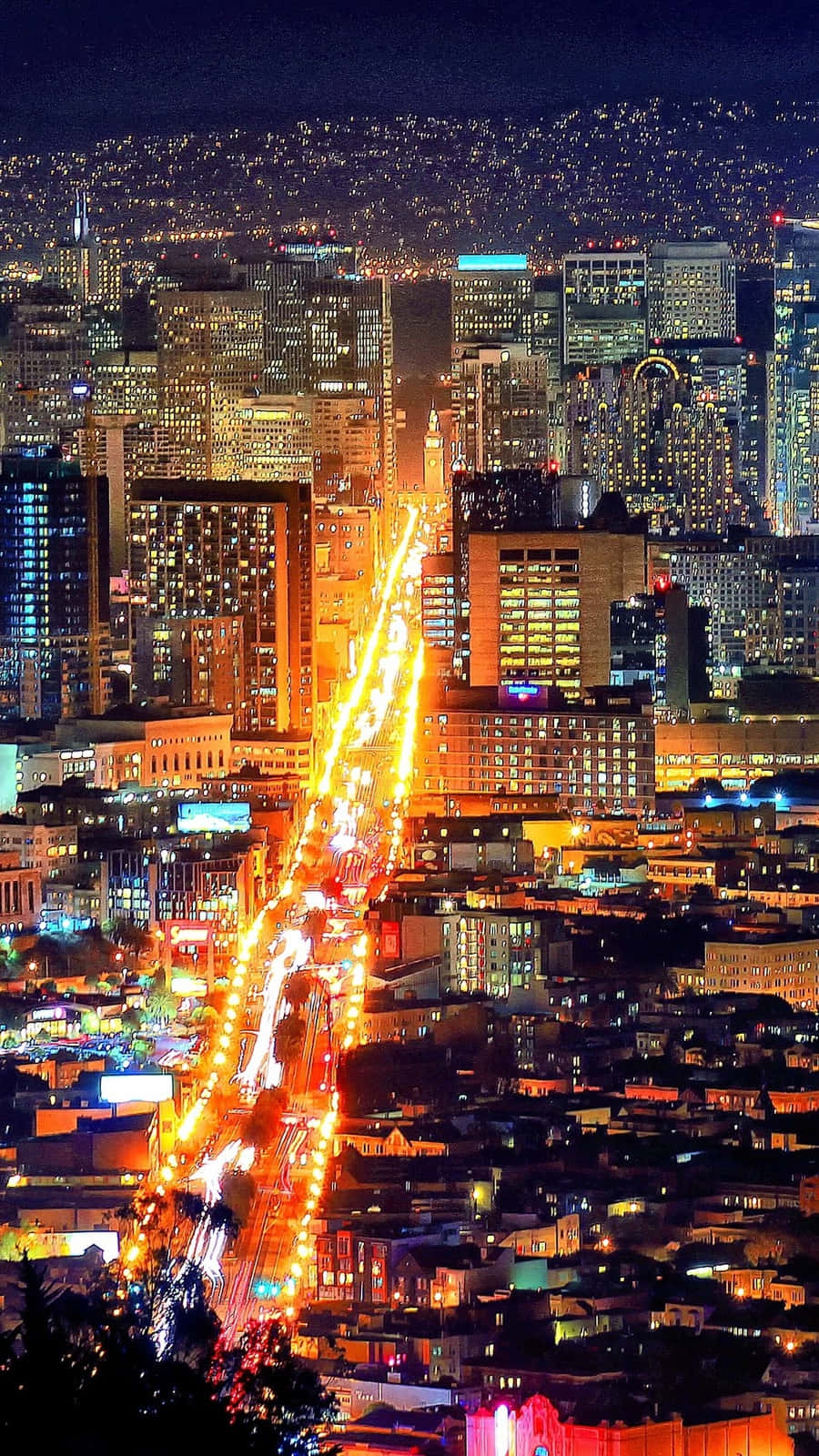 California Aesthetic 桌布 壁紙 — 充滿活力的夜景城市景觀，發光的摩天大樓和流動的交通燈照亮了繁華的城市峽谷。