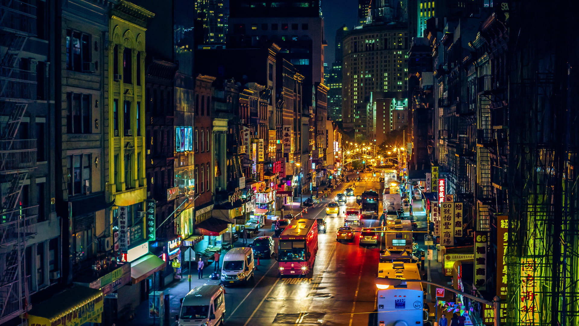 唐人街 桌布 壁紙 — 充滿活力的夜景城市景觀，閃爍的霓虹燈招牌和繁忙的交通在潮濕的城市街道上流動。
