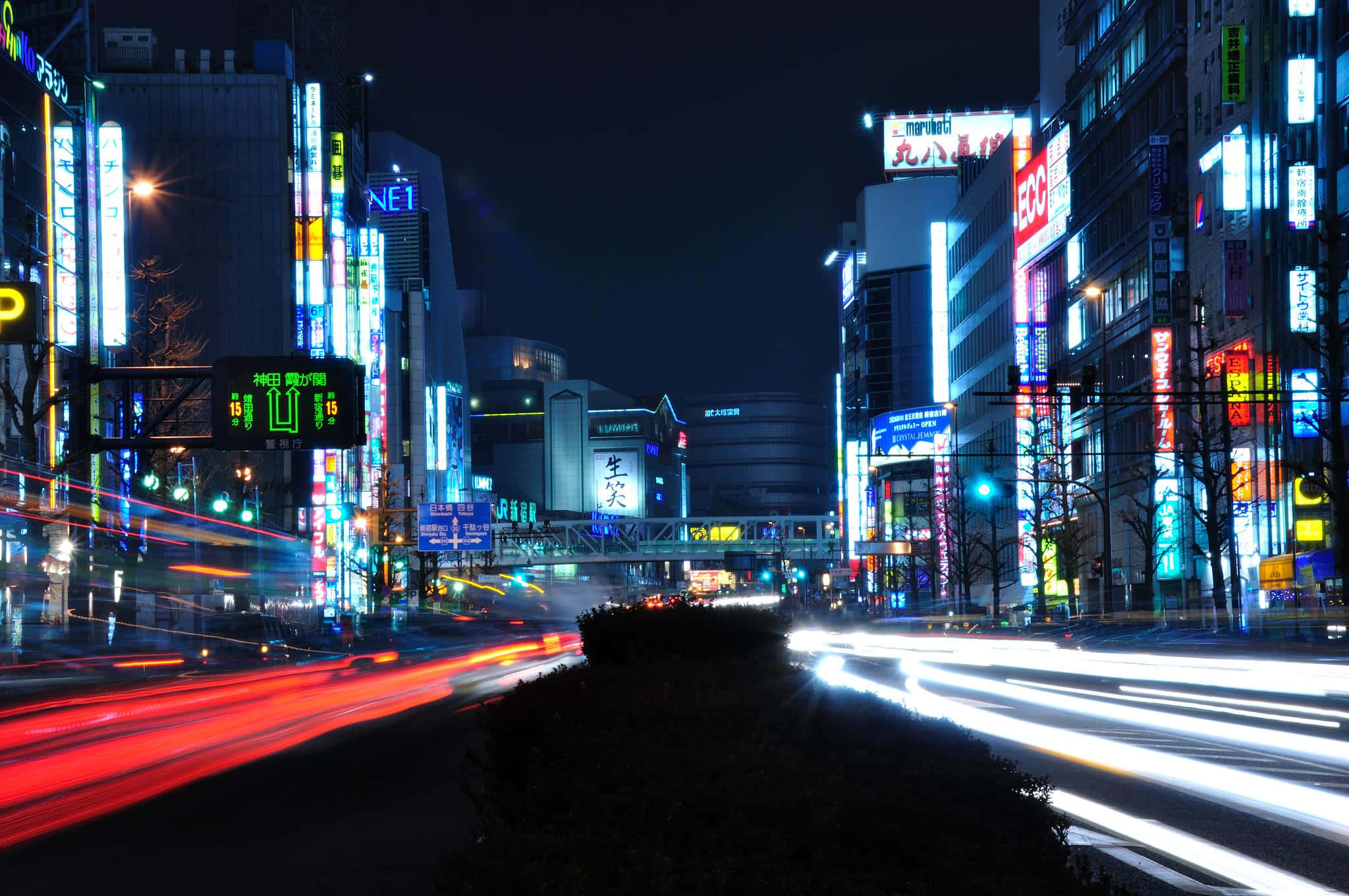 城市風景 桌布 壁紙 — 充滿活力的夜景城市景觀，霓虹燈和發光的廣告牌照亮了繁華的城市街道。