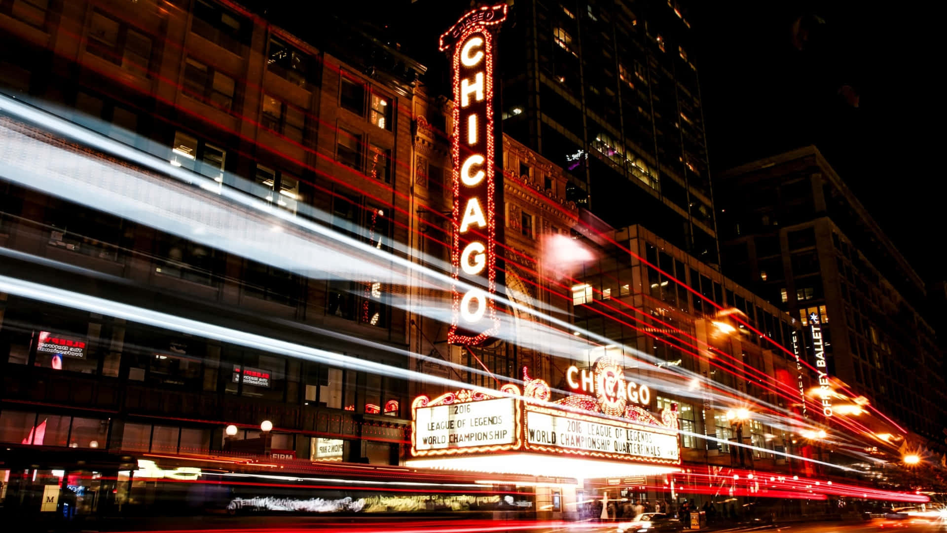 Chicago City Night 桌布 壁紙 — 充滿活力的夜間城市景觀， featuring 芝加哥劇院和來往車輛的光軌。