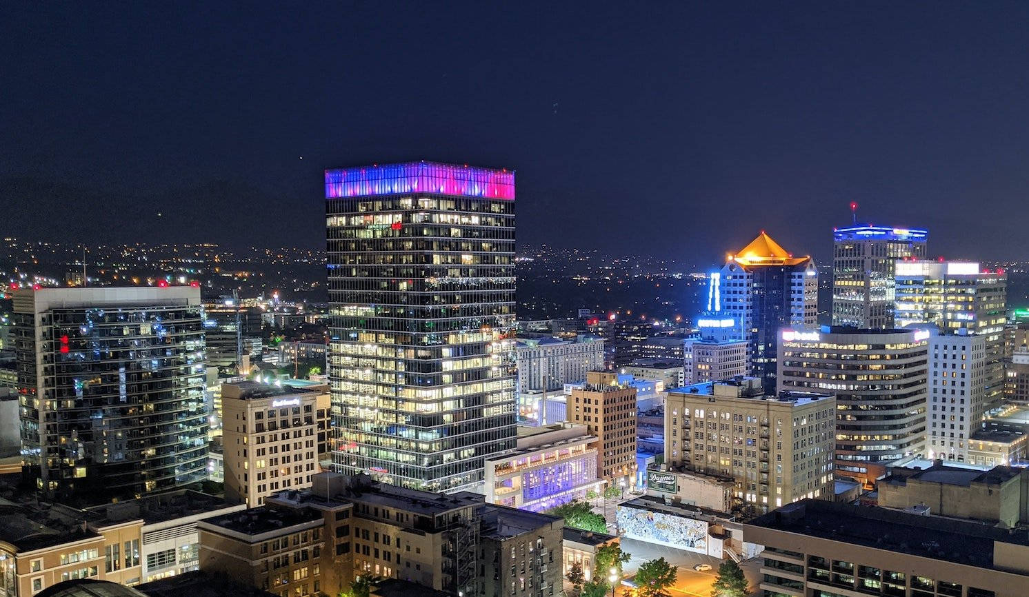 Salt Lake City 桌布 壁紙 — 充滿活力的夜間城市景觀，摩天大樓在黑暗的天空中閃閃發光。