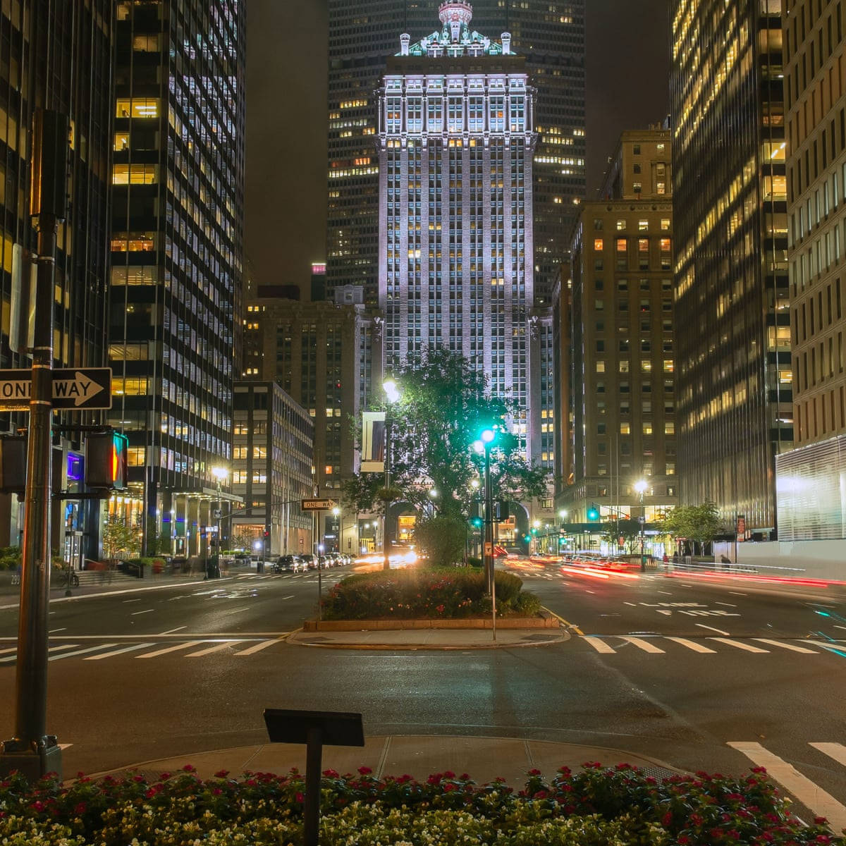 City At Night 桌布 壁紙 — 充滿活力的夜間城市景觀，高聳的摩天大樓、發光的窗戶，以及濕漉漉街道上流動的車燈。
