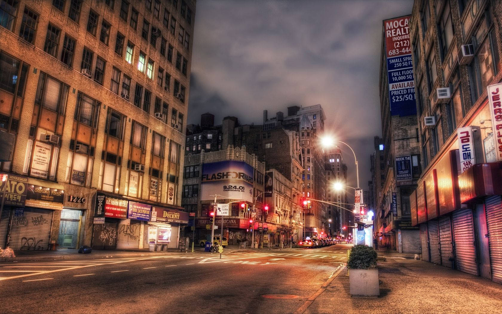 New York Street 桌布 壁紙 — 充滿活力的夜間城市街道，霓虹燈招牌閃爍，燈光透過窗戶在潮濕的路面上投射出溫暖的光芒。